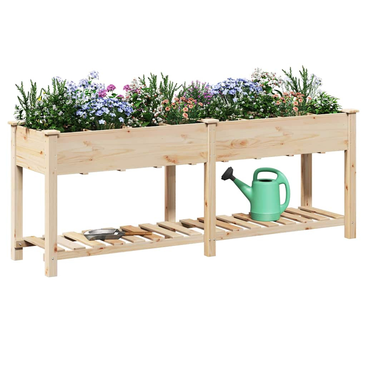 Aiuola rialzata in legno con fiori. Un annaffiatoio verde è sullo scaffale inferiore. Sono presenti anche una cazzuola e un rastrello a mano.