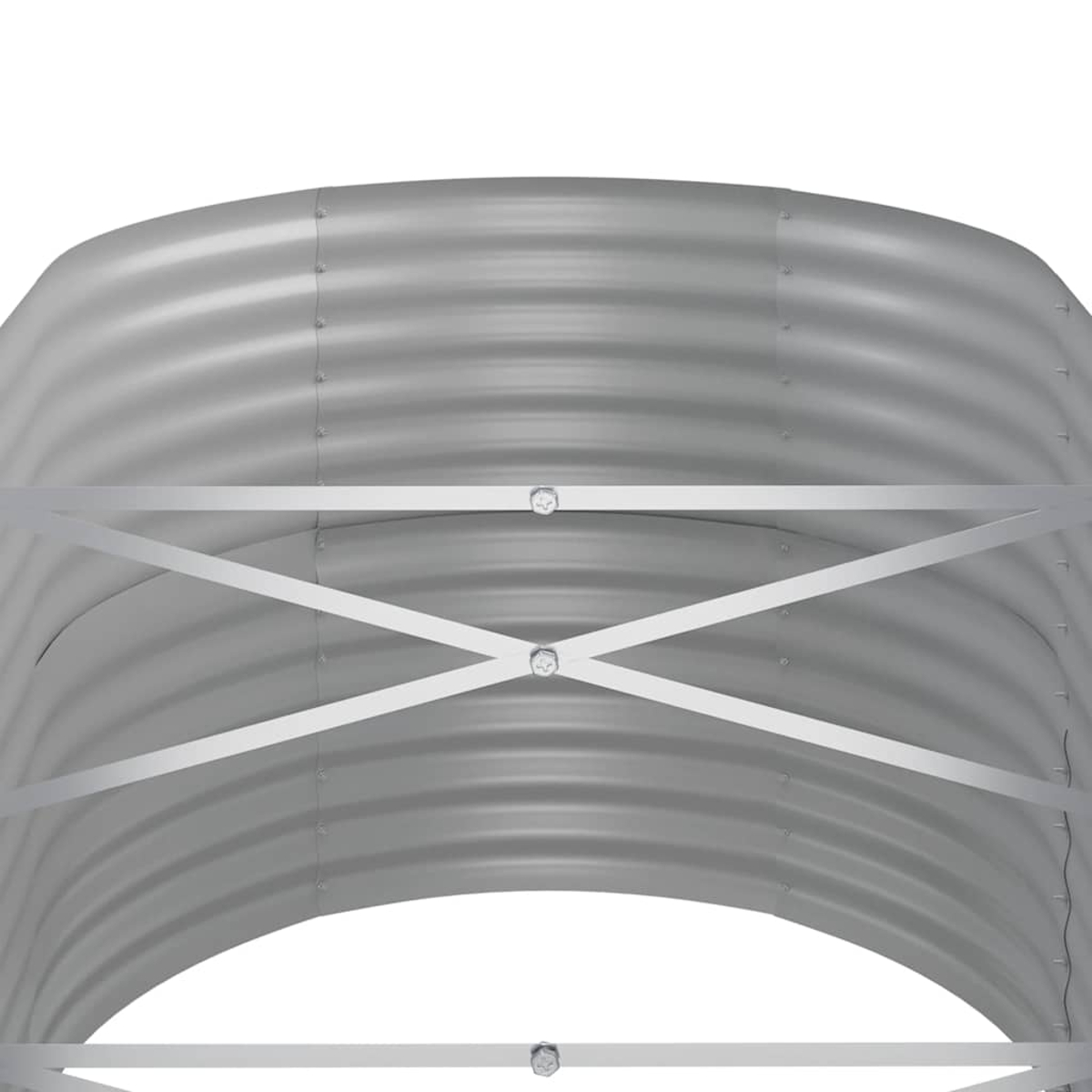 Eine gebogene Metallkonstruktion. Horizontale Metallträger mit einer X-Verstrebung. Die Struktur ist grau mit sichtbaren Nieten.