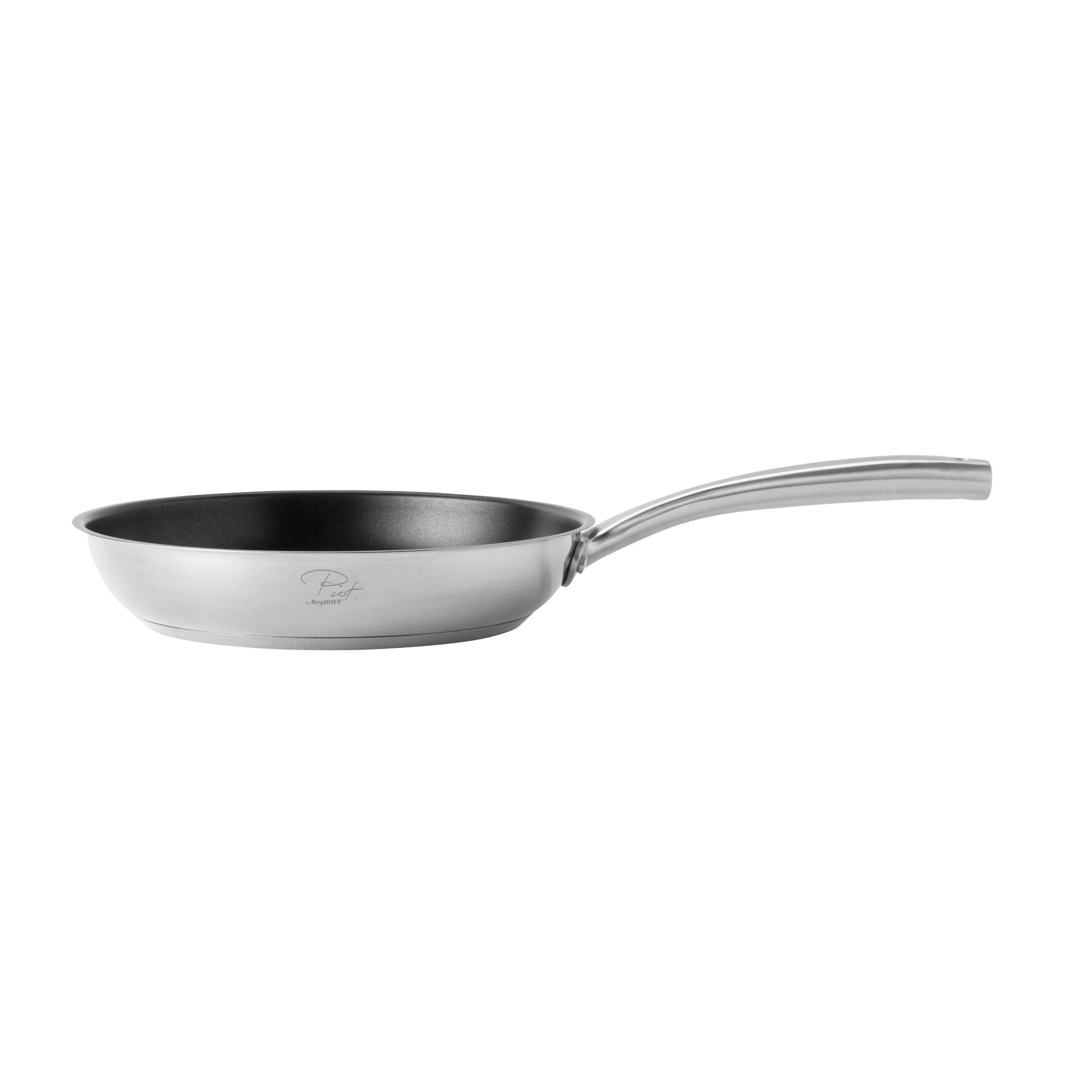 Een roestvrijstalen koekenpan met een lange handgreep. De binnenkant is zwart, de buitenkant zilver. Op een witte achtergrond.