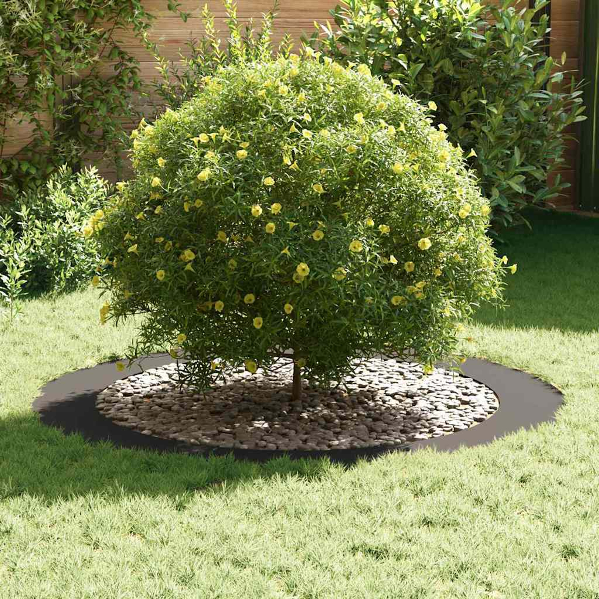 Un cespuglio rotondo con fiori gialli si trova in un cerchio di pietre. È circondato da erba verde e da un bordo nero.