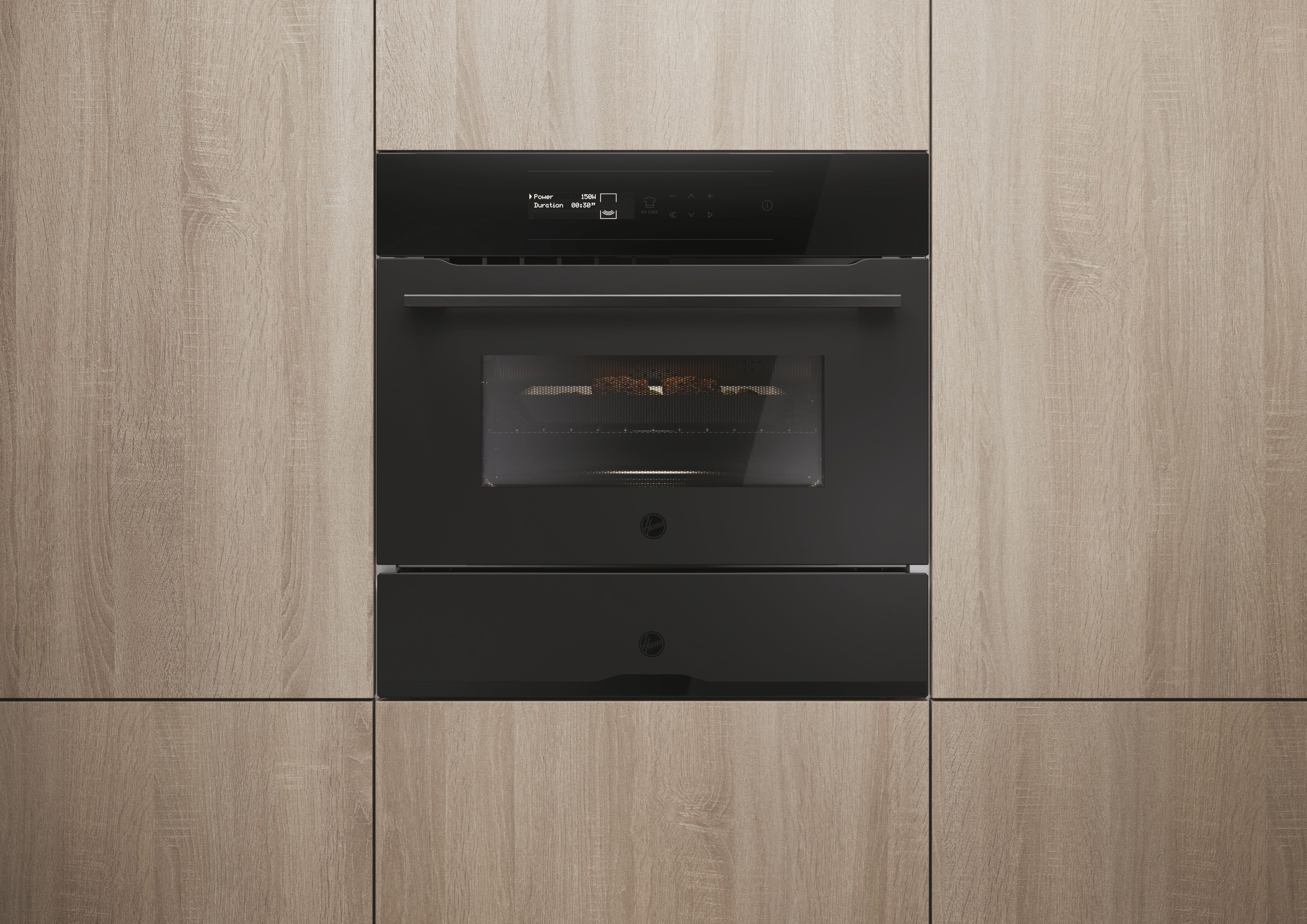 Un forno nero a incasso con pannello di controllo è inserito in un pannello di legno chiaro. La porta del forno è chiusa.