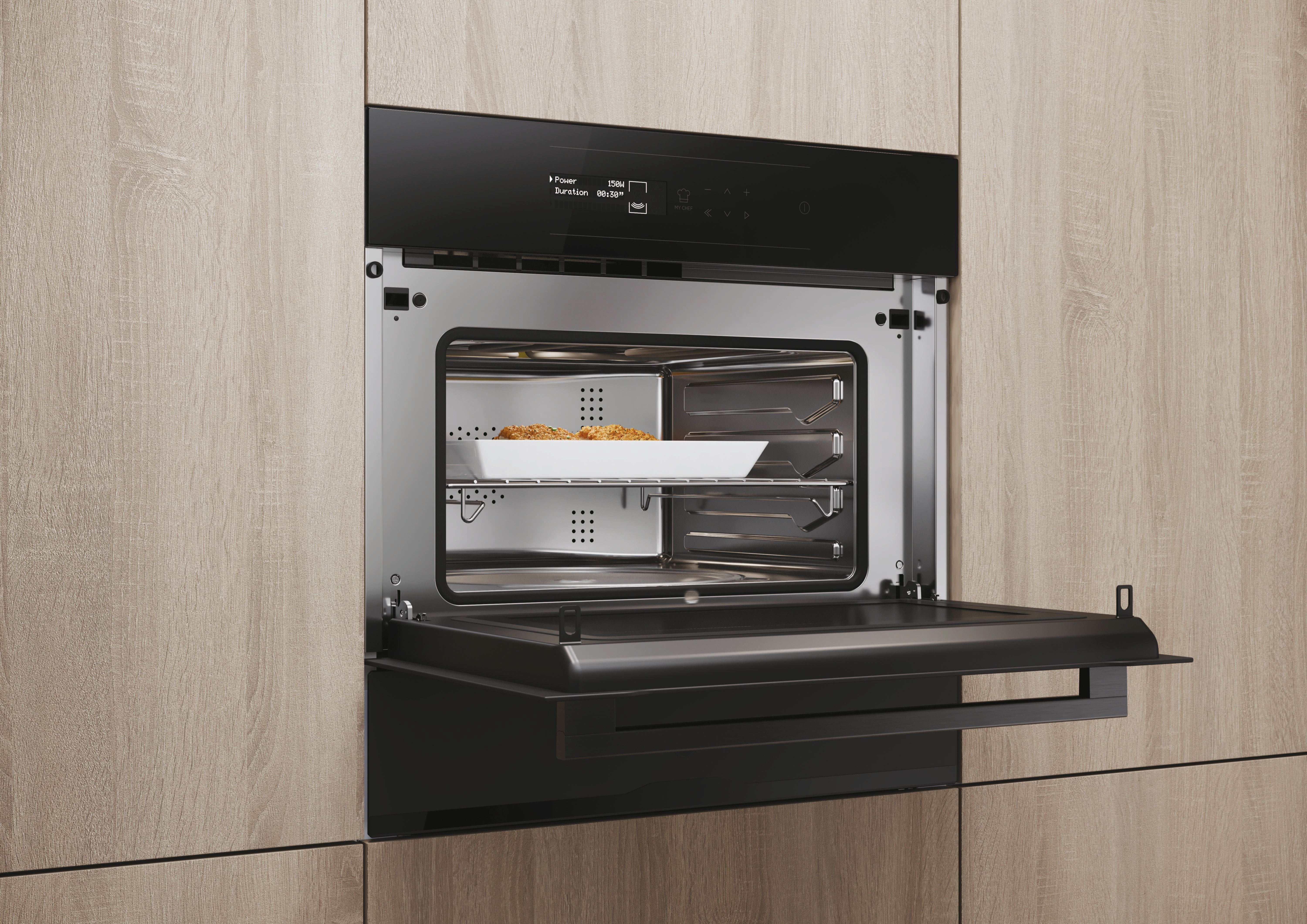 Un forno aperto mostra un piatto. Il forno è nero e argento, integrato in mobili in legno.