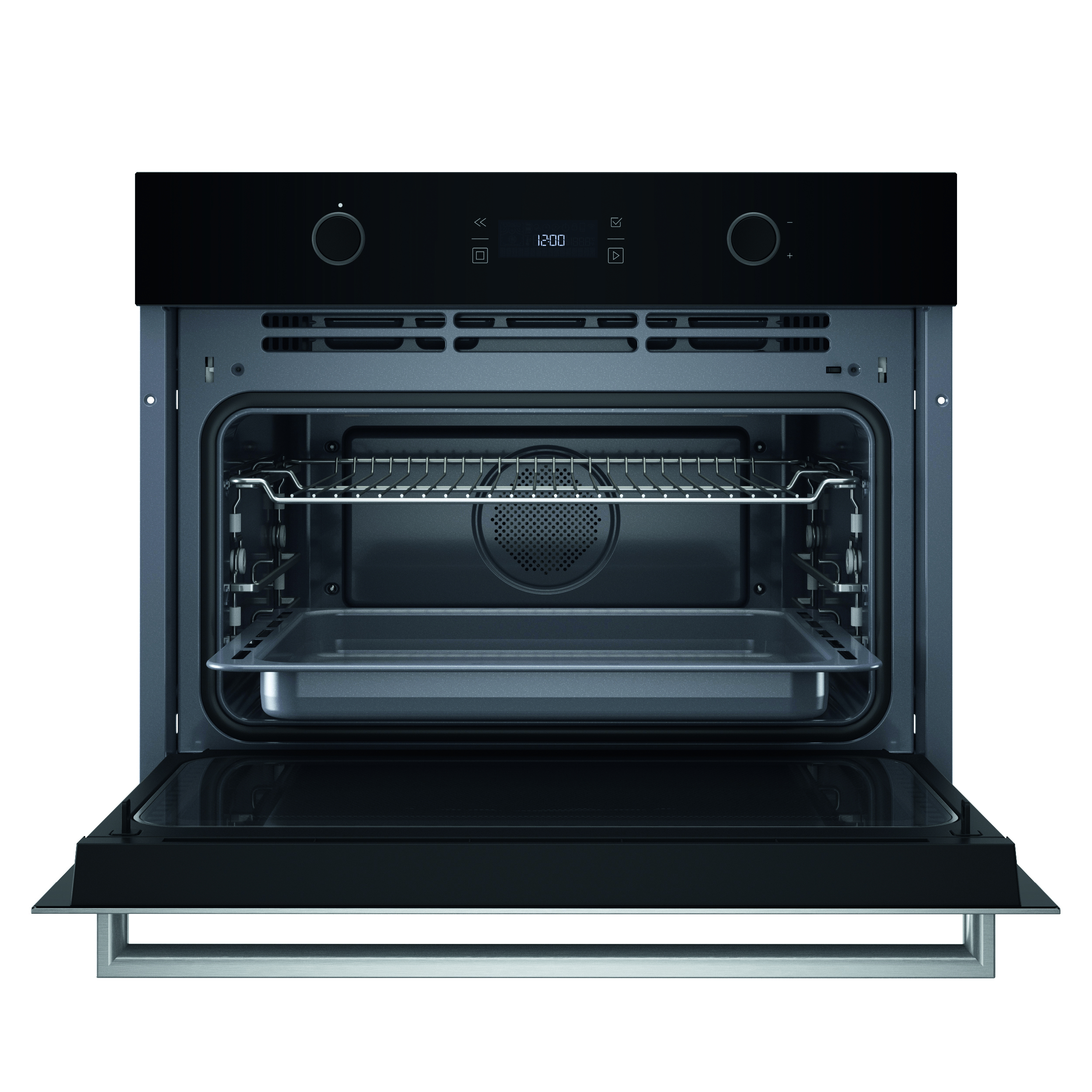 Un forno nero con la porta aperta. All'interno, c'è una griglia e un vassoio. Il forno ha un orologio digitale.