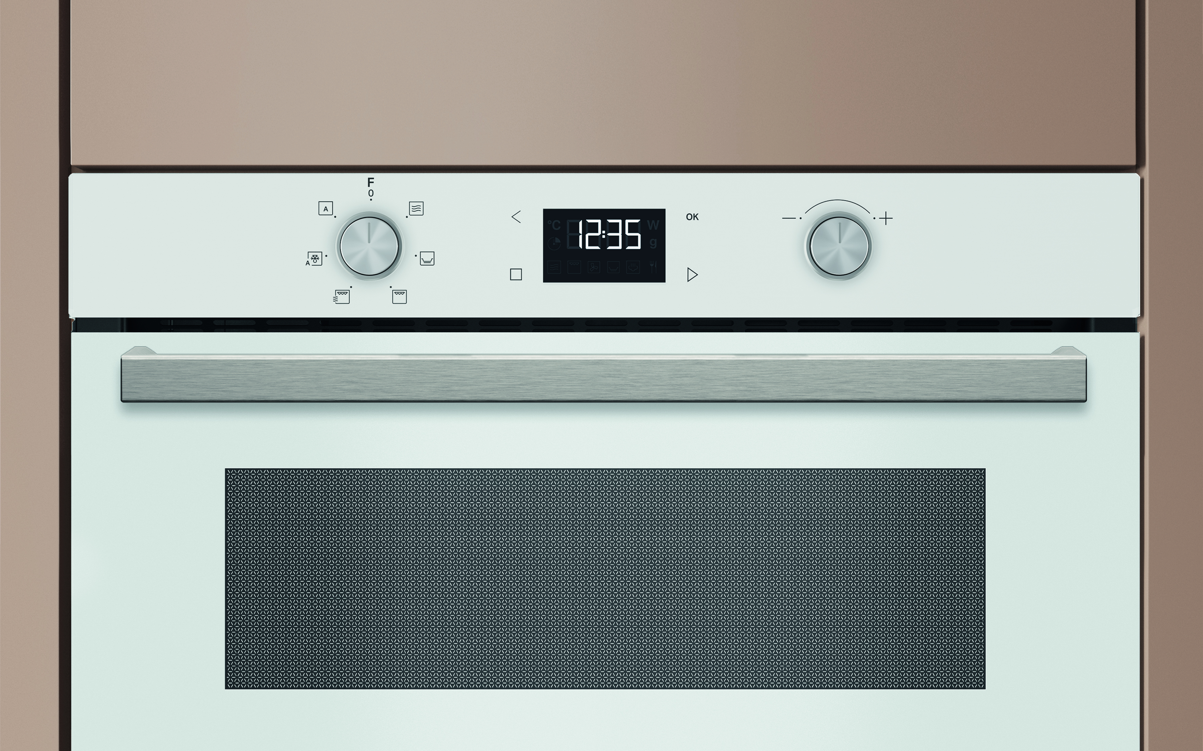 Forno bianco con orologio digitale che mostra le 12:35. Ha manopole, pulsanti e una maniglia. Parete beige ai lati.