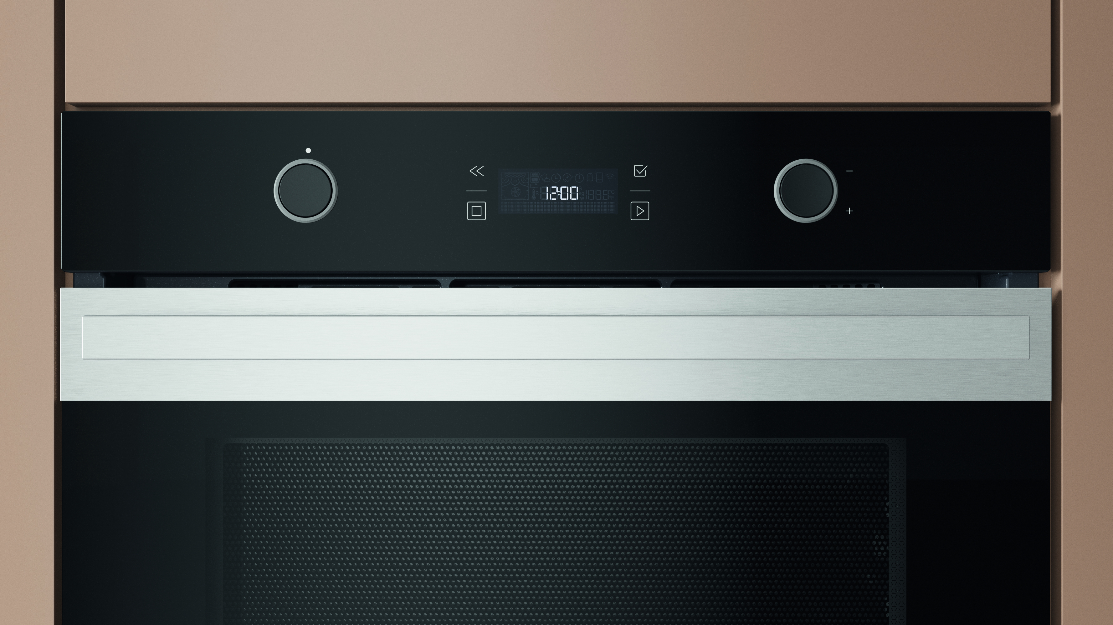 Primo piano di un forno nero con display digitale 12:00. Ha manopole e finiture argentate.