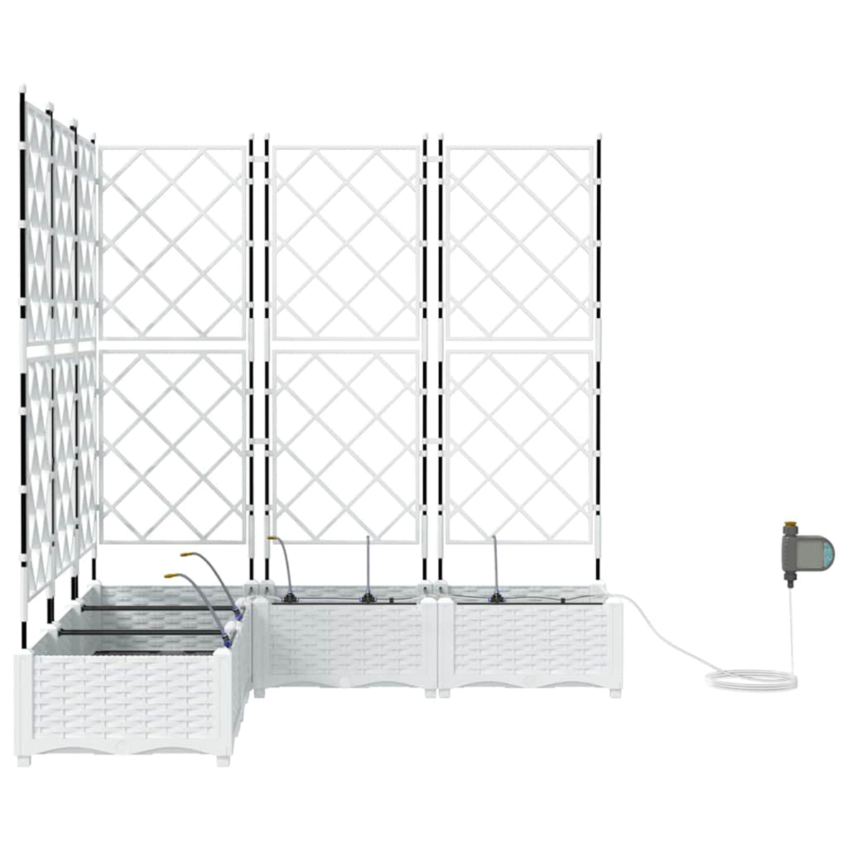Supporto per piante a traliccio bianco con tre fioriere rettangolari collegate. Sistema di irrigazione a destra. Tutto su sfondo bianco.