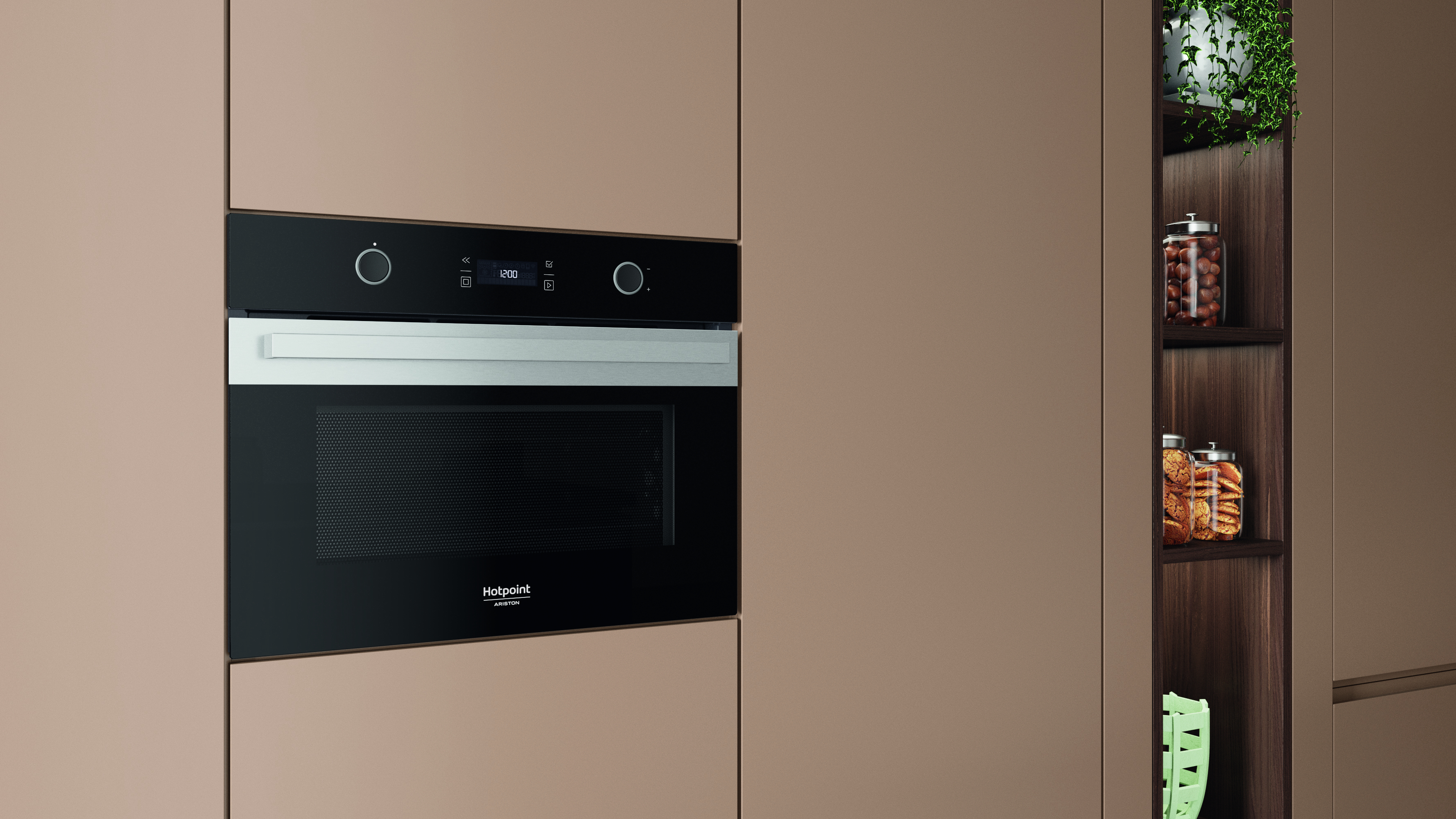 Una scena di cucina presenta un forno nero, integrato in un armadio marrone chiaro. Scaffali con barattoli e piante a destra.