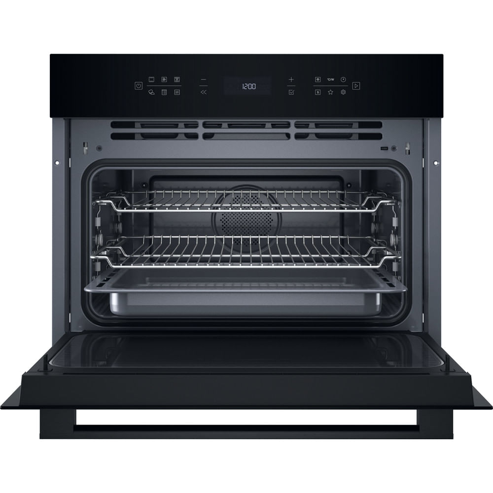 Un forno nero con la porta aperta. All'interno ci sono griglie metalliche e un vassoio. Il display mostra le 12:00. La porta è aperta.