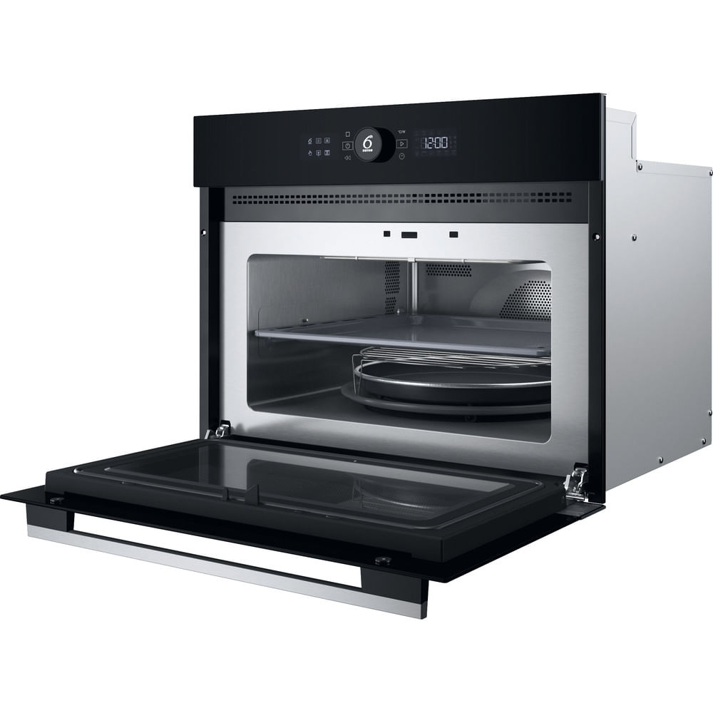 Un forno a microonde a incasso aperto. È nero e in acciaio inossidabile con porta a vetro. L'interno ha un ripiano e un piatto rotante.