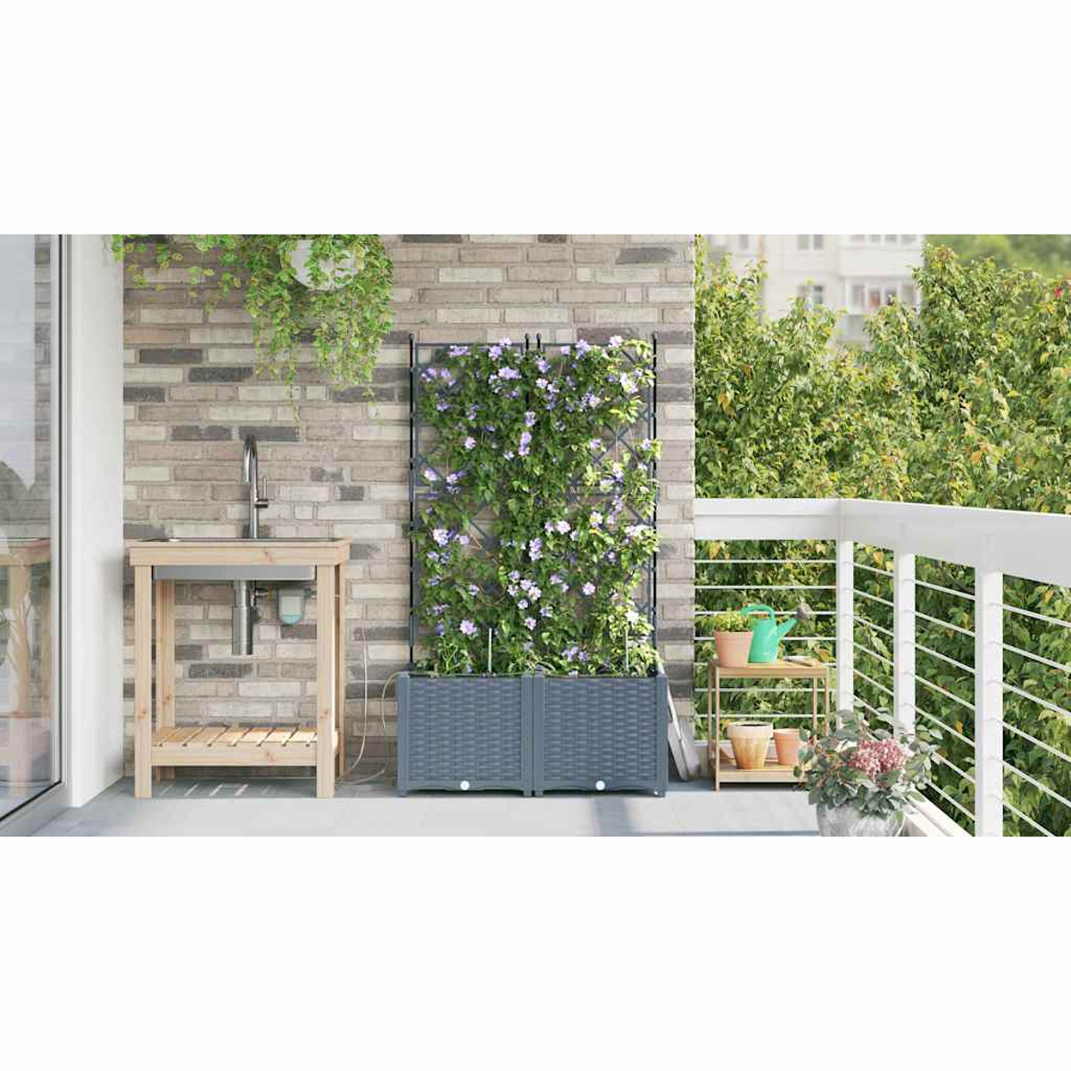 Scena di balcone con lavandino, fioriere e piante rampicanti contro un muro di mattoni. Un piccolo ripiano contiene vasi e un annaffiatoio.