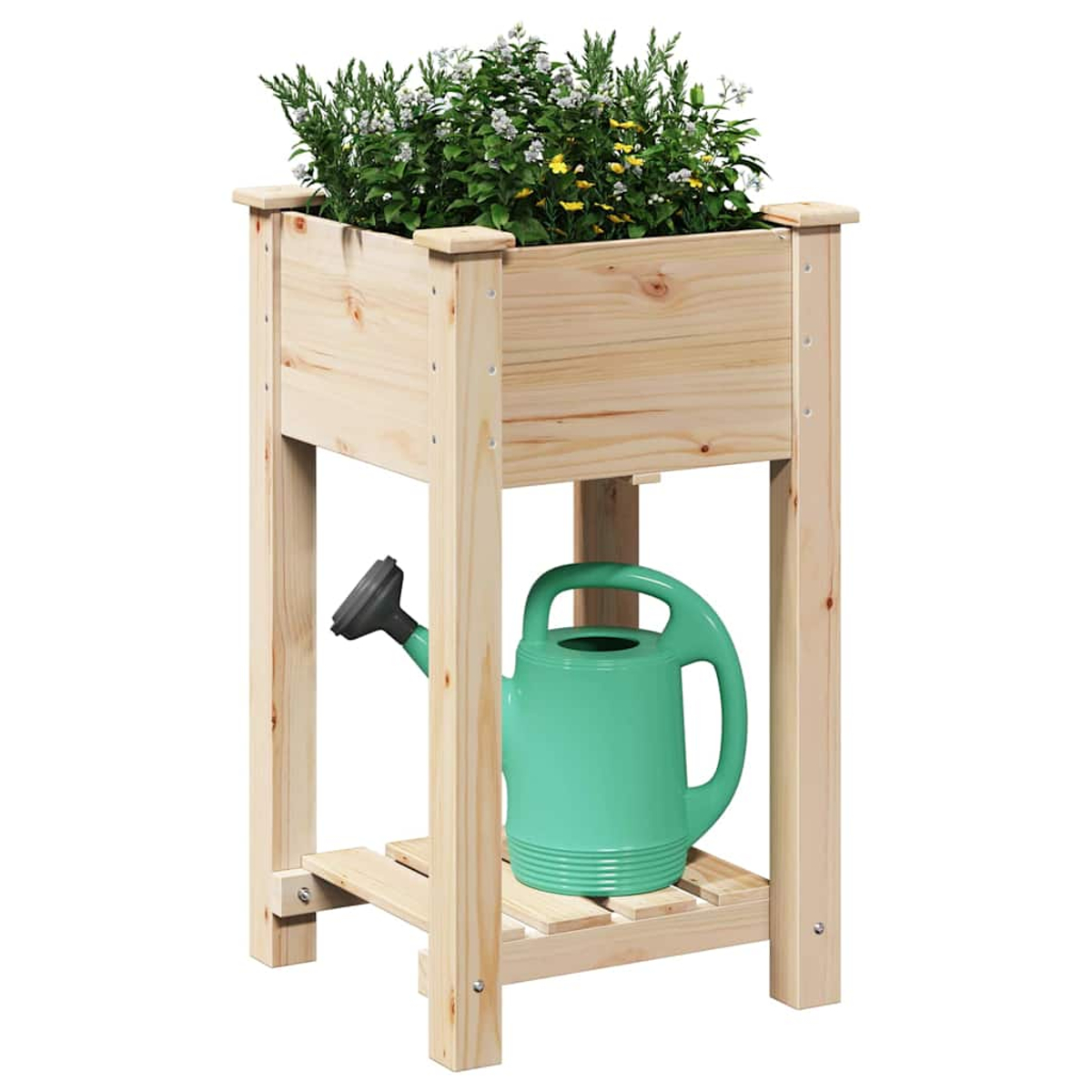 Fioriera in legno con piante e un annaffiatoio verde sotto. La fioriera è di colore legno chiaro e su sfondo bianco.
