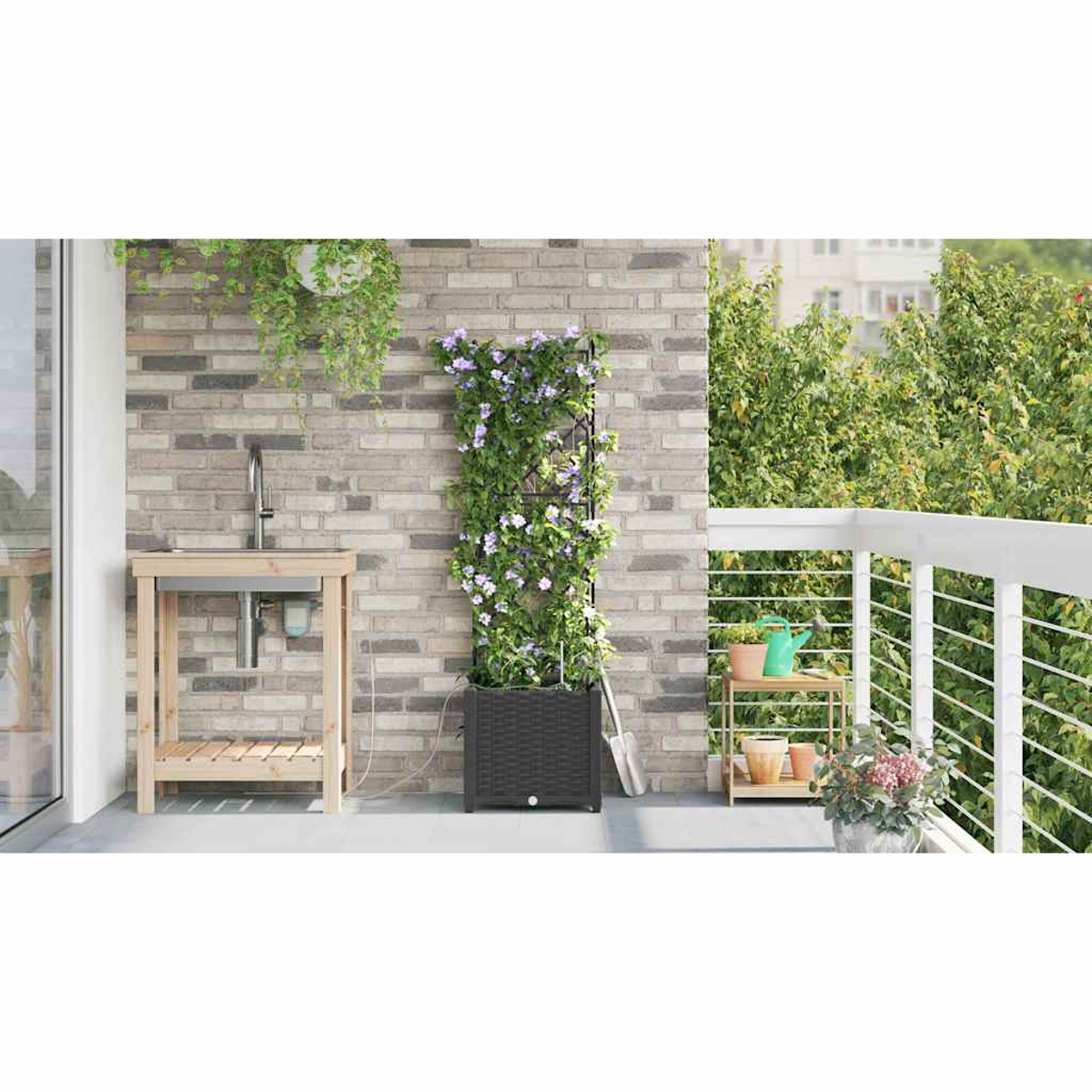 Balcone con muro di mattoni, piante e un lavandino. Pianta rampicante con fiori viola e una piccola mensola con vasi.