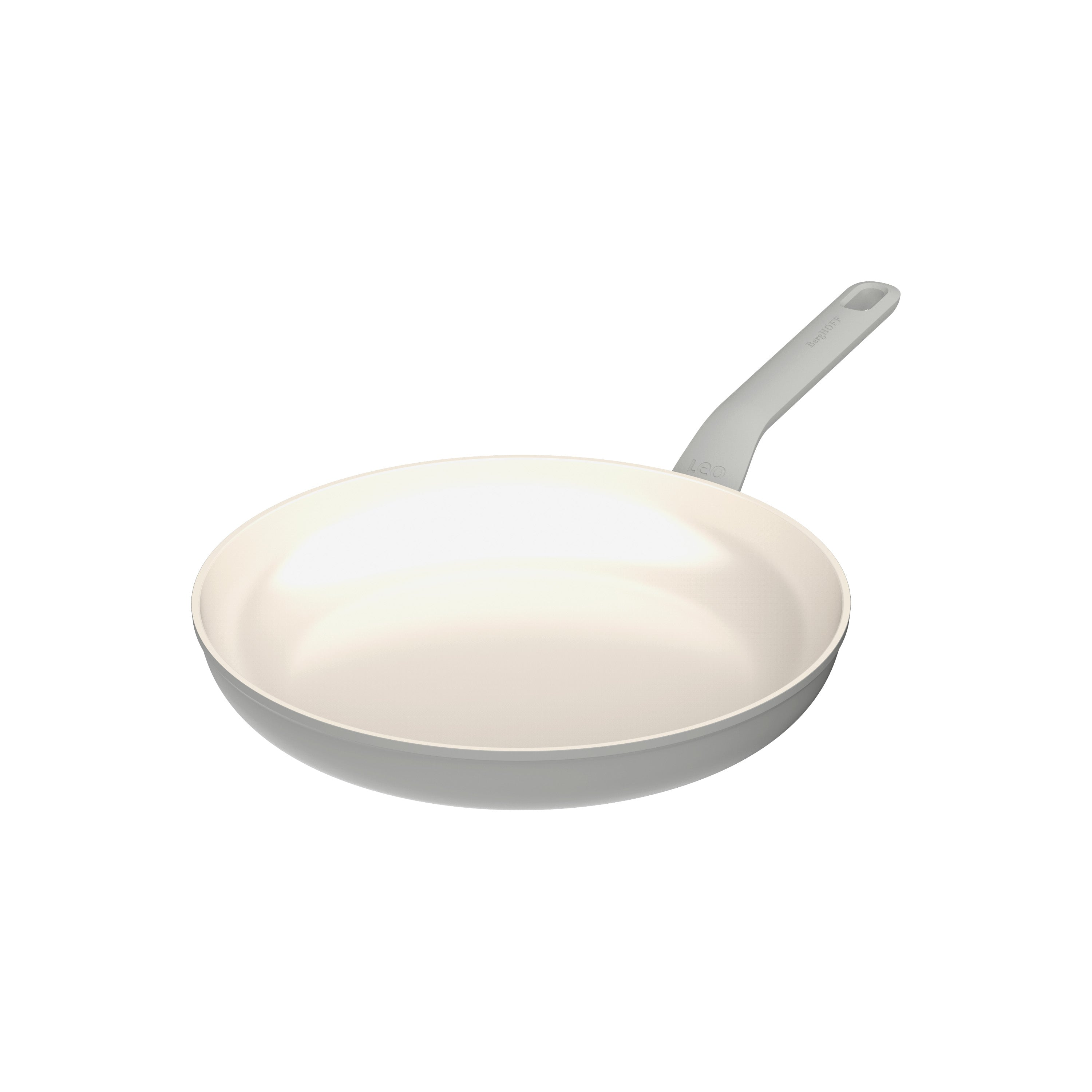 Een lichtgrijze koekenpan met een lange steel op een witte achtergrond. De binnenkant is gebroken wit.