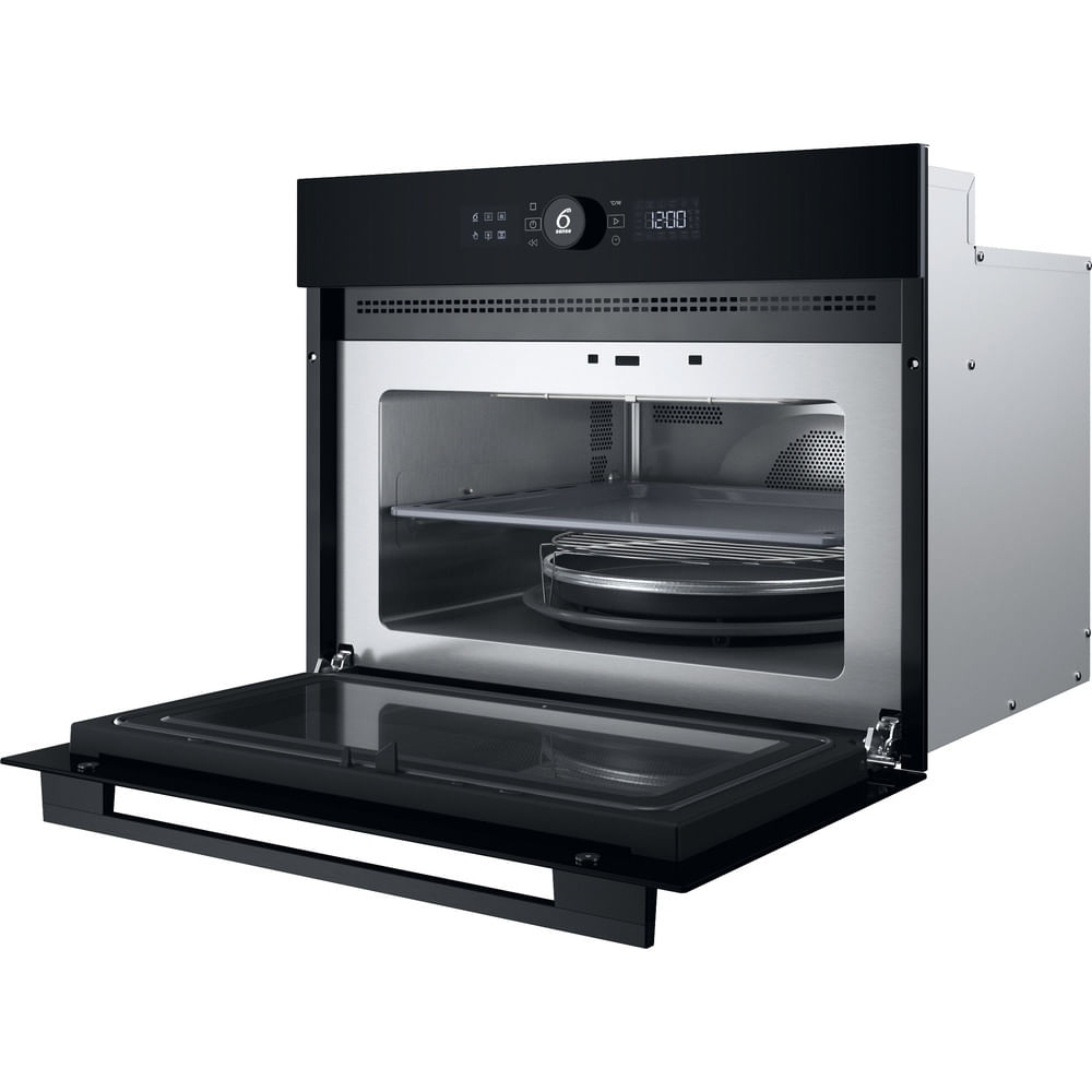 Un forno a microonde nero e argento è aperto. L'interno rivela un vassoio, un piatto rotante e un display digitale.