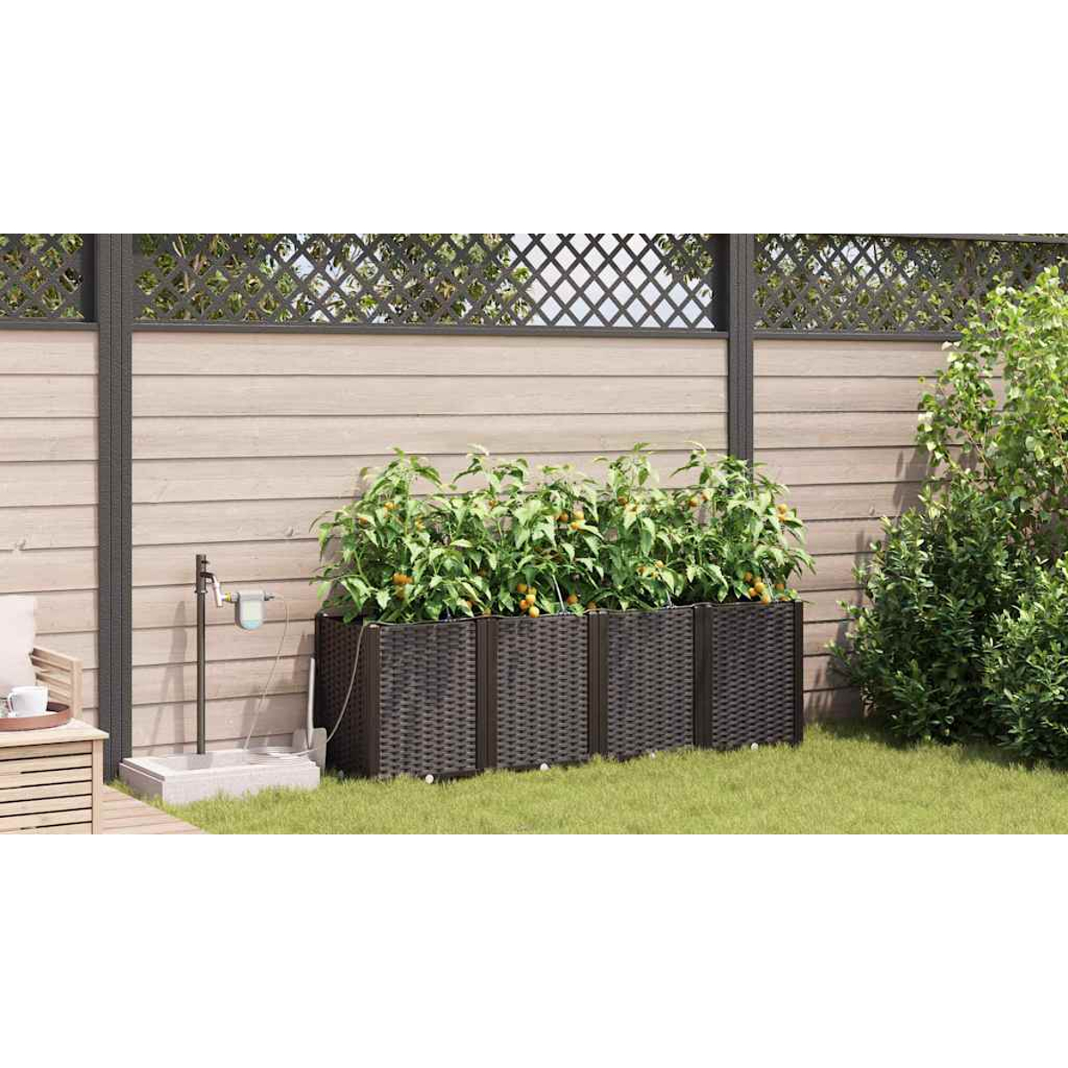Eine Gartenszene mit einem erhöhten Pflanzkasten mit Pflanzen, einem Holzzaun und einem Wassersystem. Grünes Gras und ein kleiner Baum sind sichtbar.