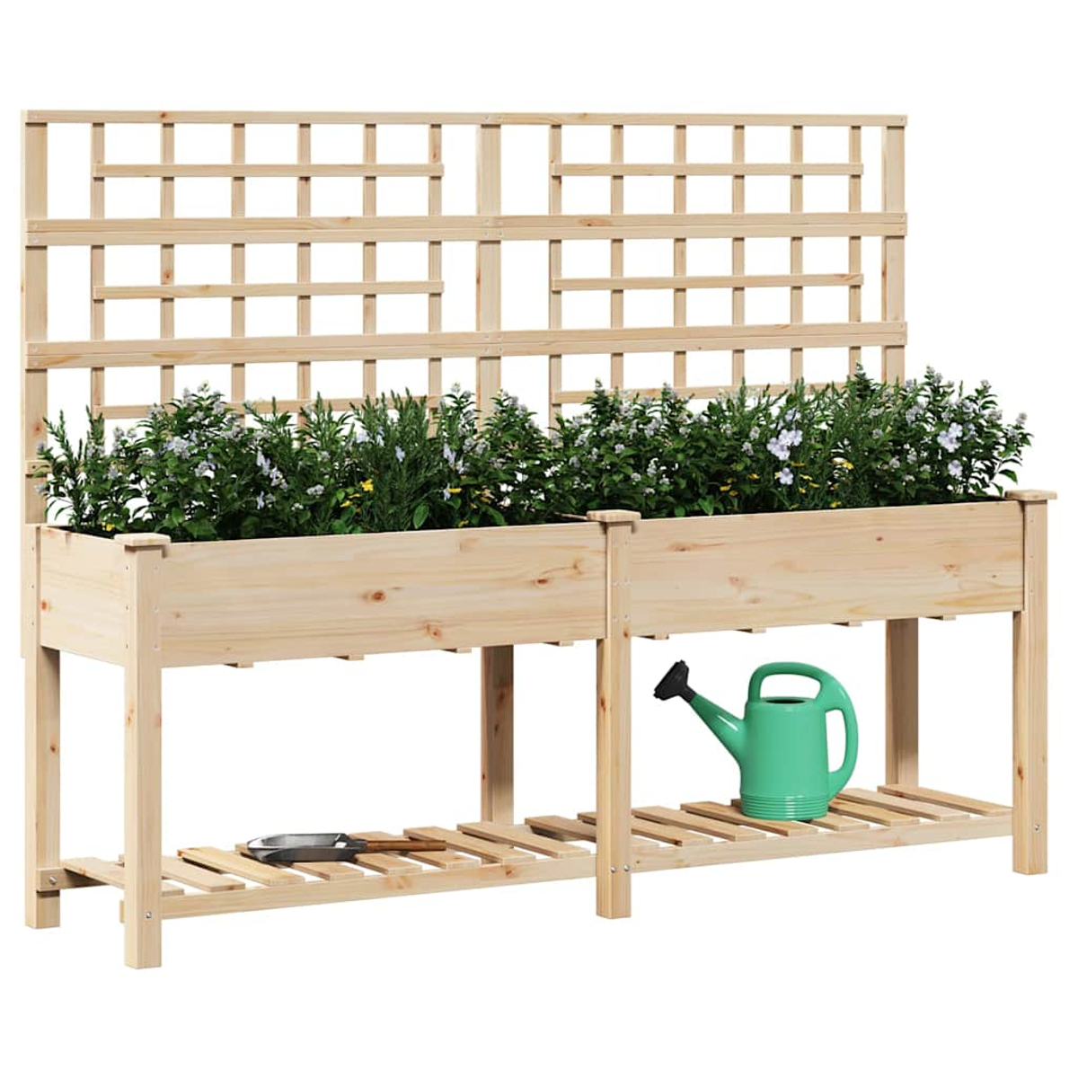 Fioriera in legno con traliccio, piena di piante verdi e fiori bianchi. Un annaffiatoio verde e una cazzuola sotto.