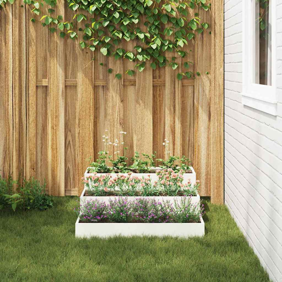 Una fioriera a tre livelli con fiori è sull'erba. Una staccionata di legno e un muro di mattoni bianchi sullo sfondo.