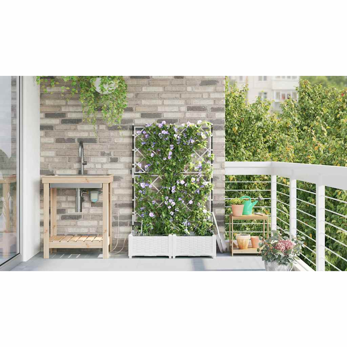 Scena di balcone con lavandino in legno, piante rampicanti e traliccio bianco. Piante in vaso, vista sugli alberi verdi sullo sfondo.
