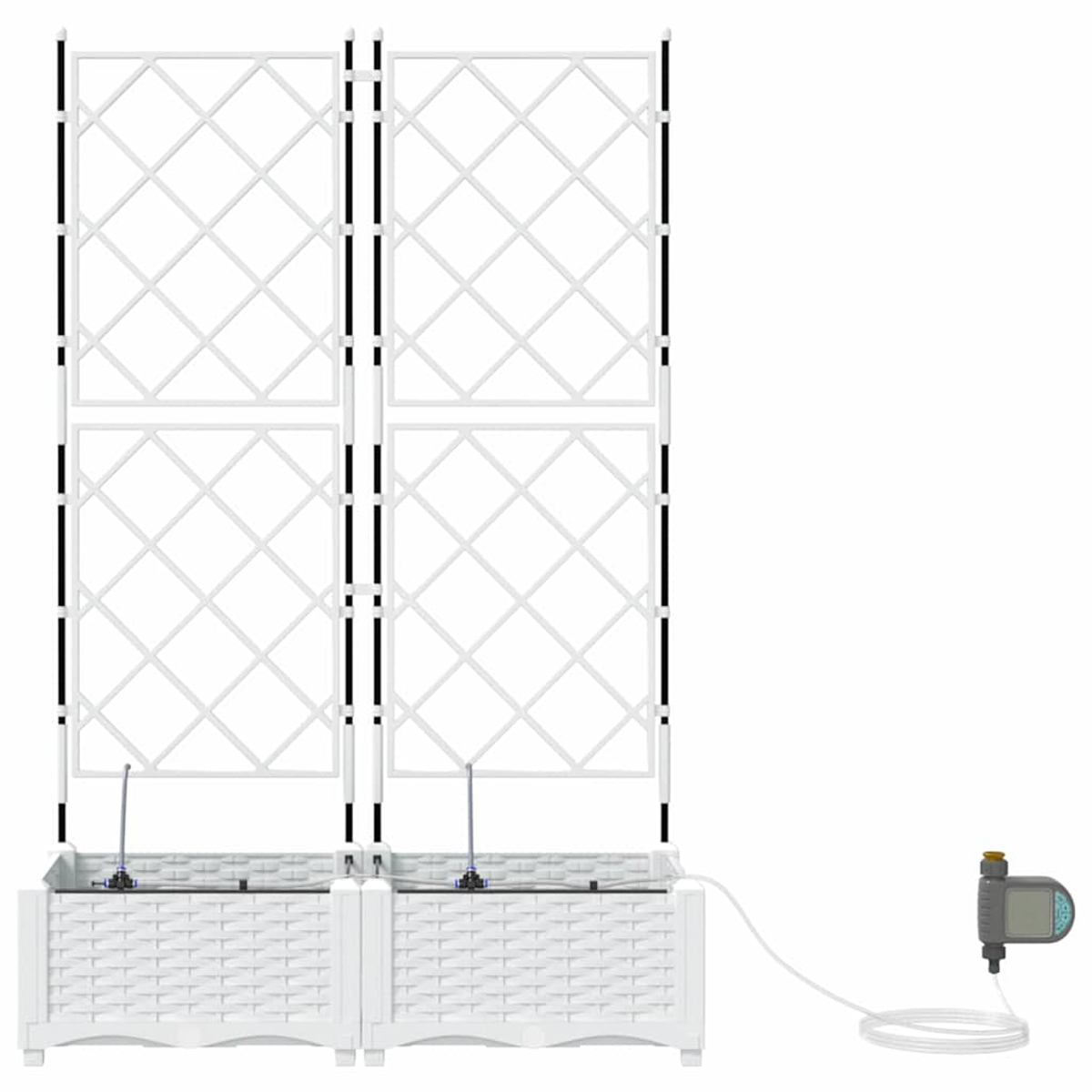 Traliccio bianco con fioriere e sistema di irrigazione. Due fioriere con traliccio, collegate da un tubo a un timer per l'acqua.