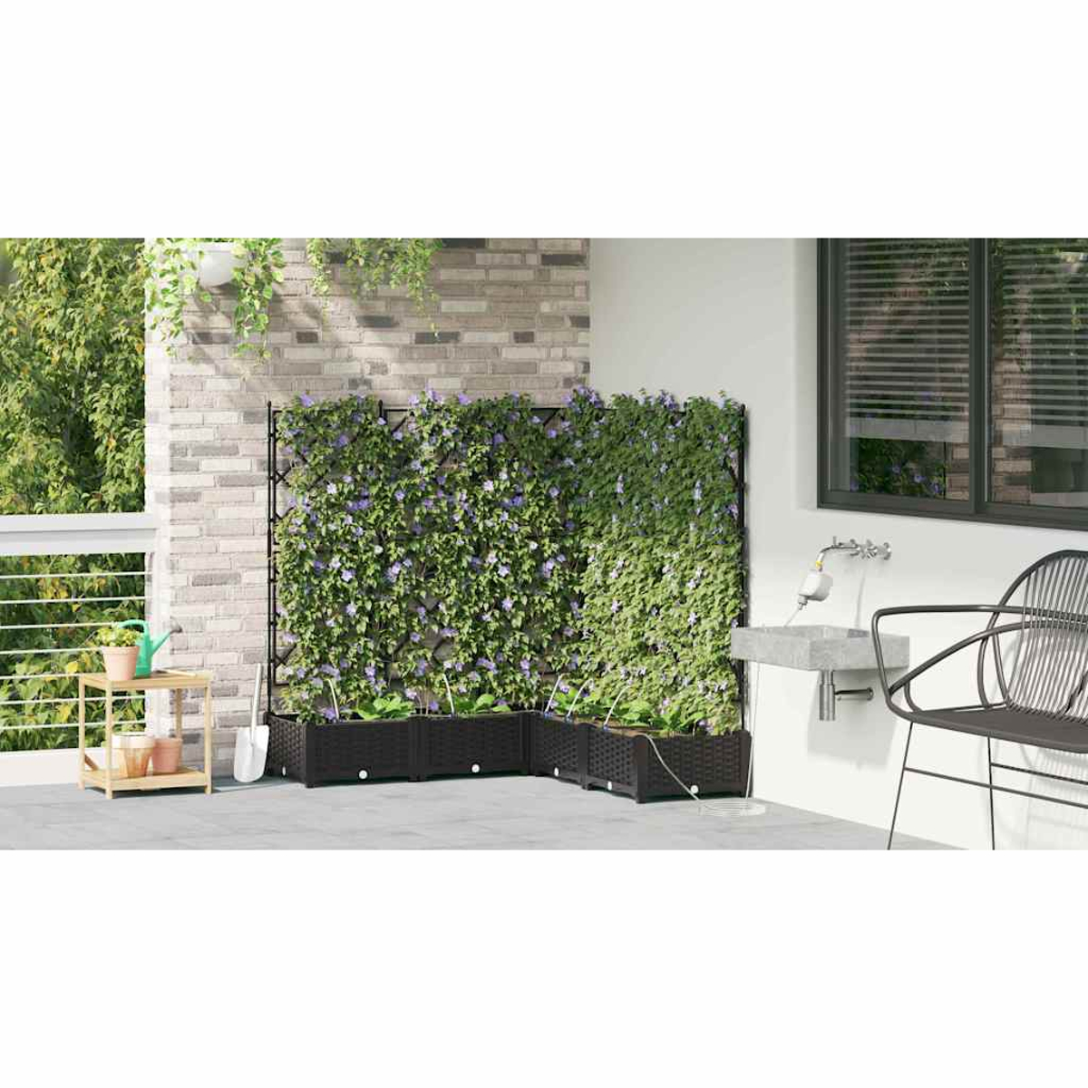 Una scena di patio con una parete verde di piante, fioriere, un lavandino, una sedia e un muro di mattoni.
