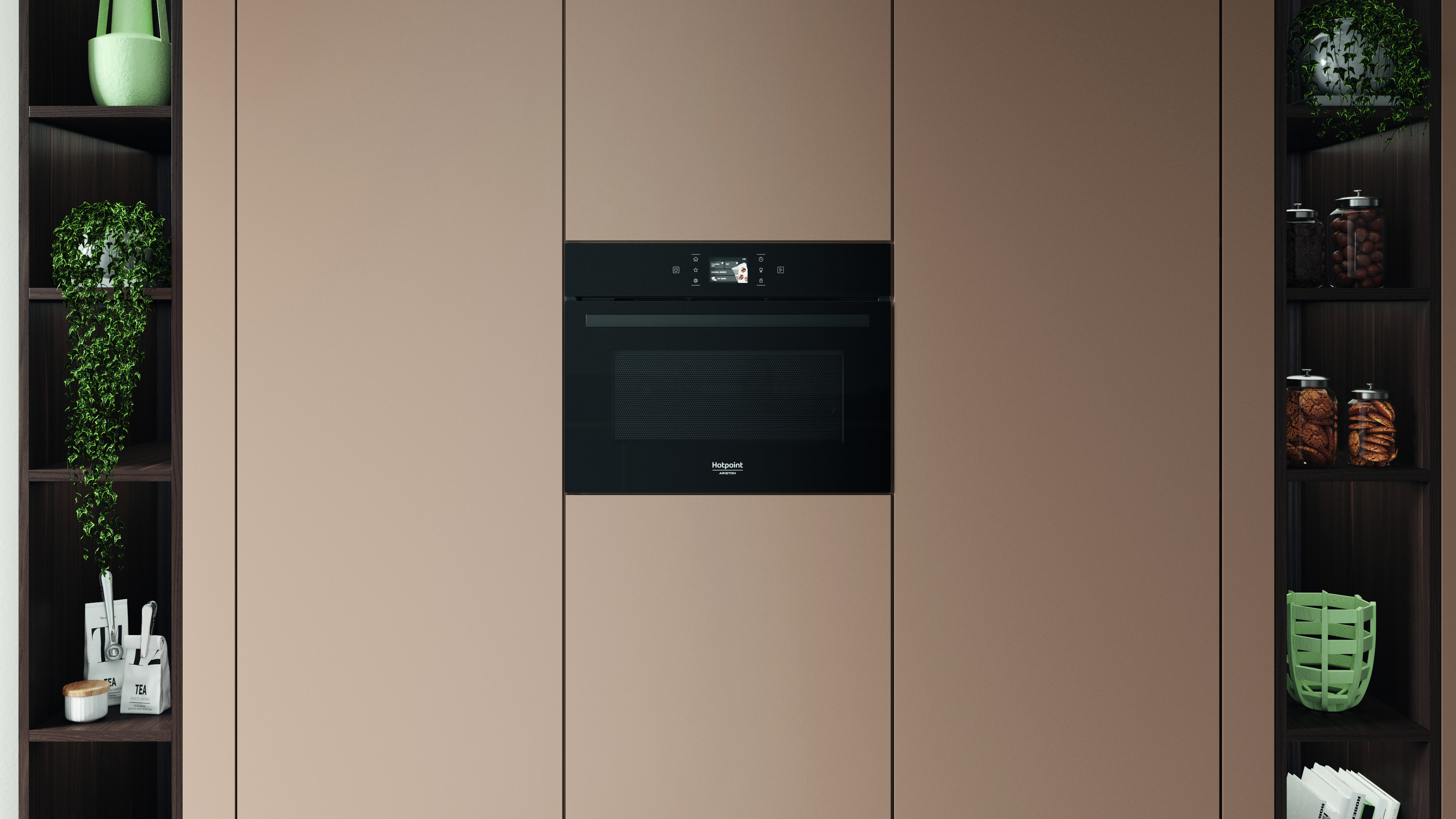 Un forno nero Hotpoint è centrato su una parete beige. Mensole su entrambi i lati con piante e articoli da cucina.
