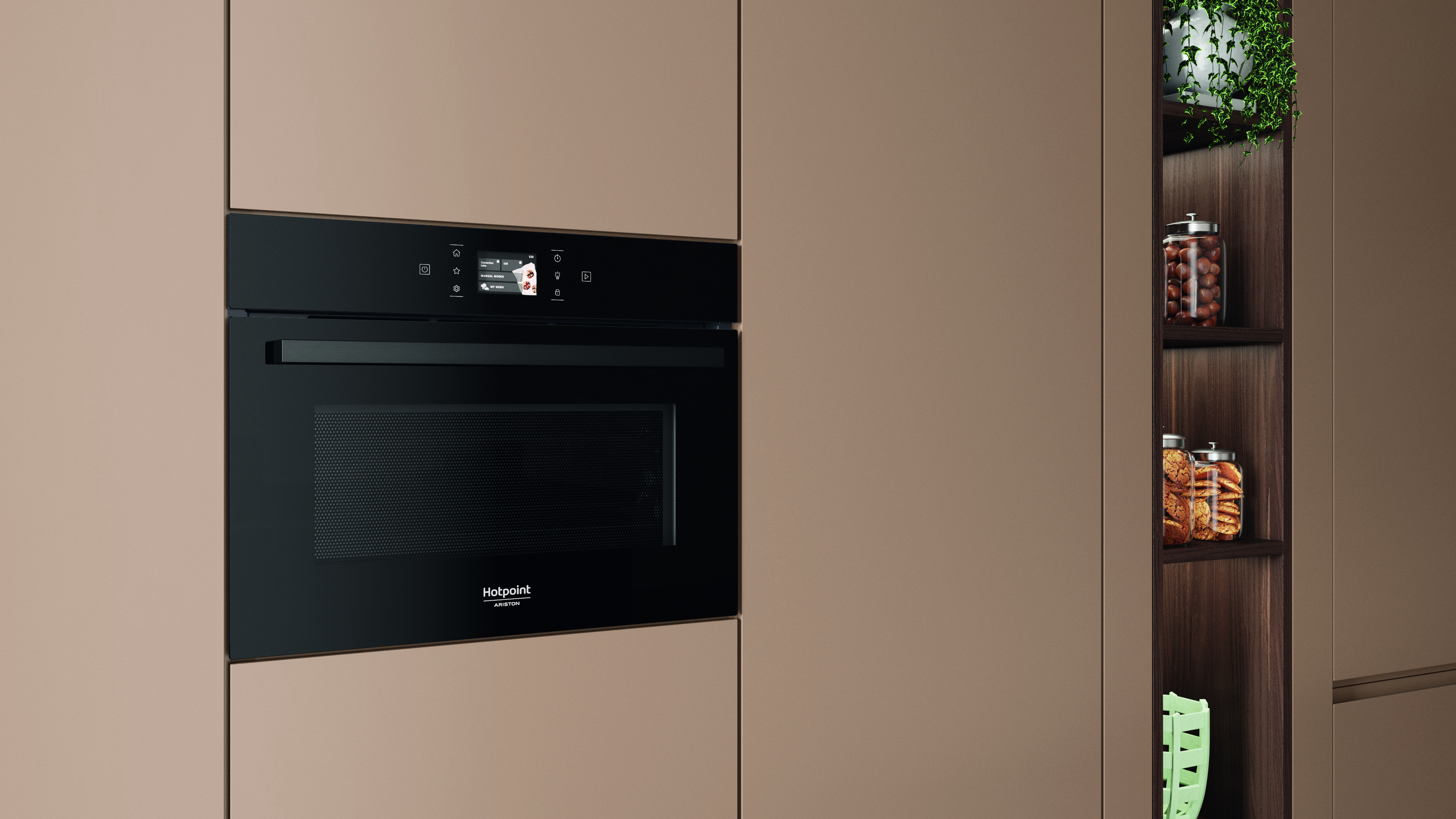 Un forno nero Hotpoint è integrato in un mobile marrone. A destra, un mobile mostra barattoli e piante. La scena è moderna.