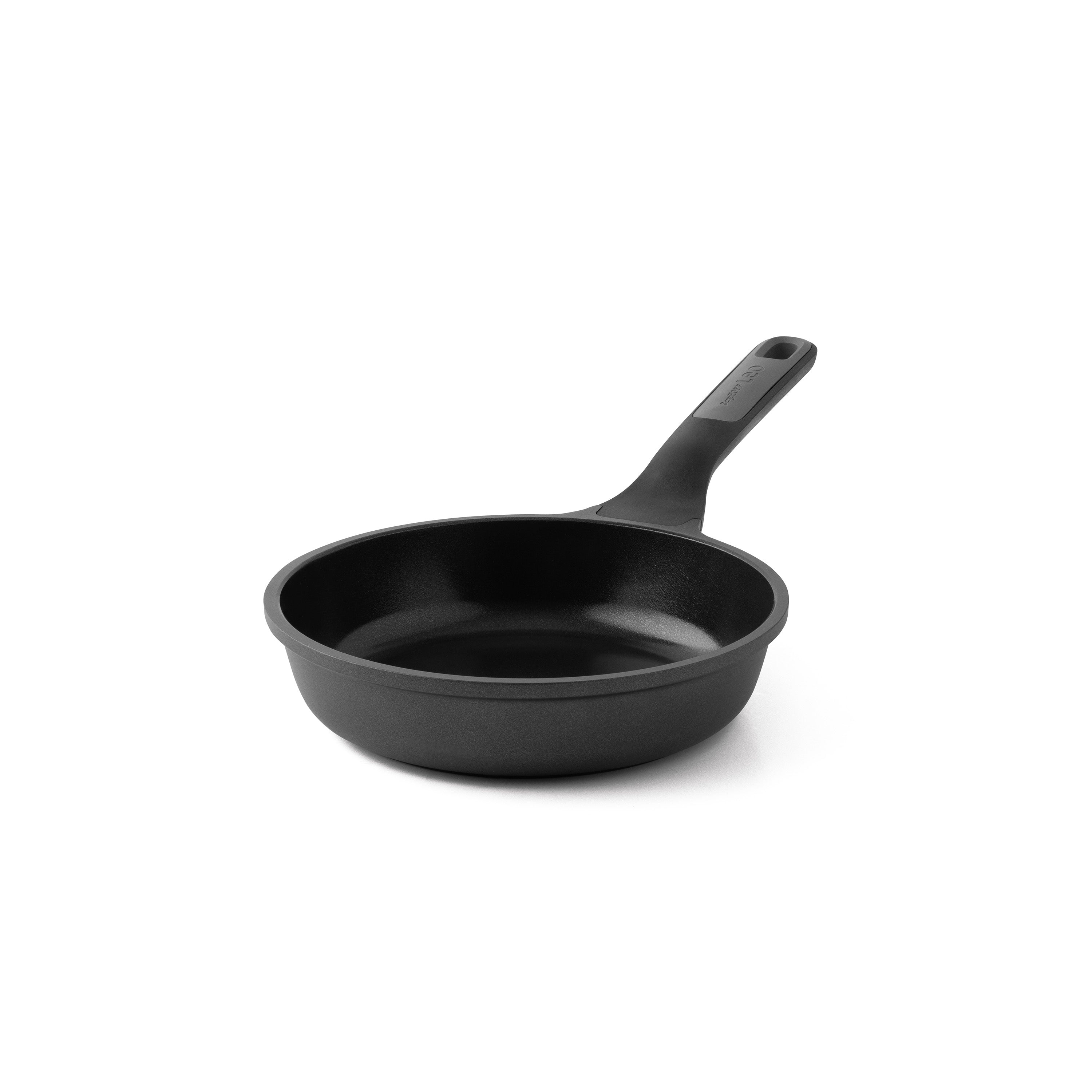 Een zwarte koekenpan met een lange steel is geïsoleerd op een witte achtergrond. De pan is leeg.