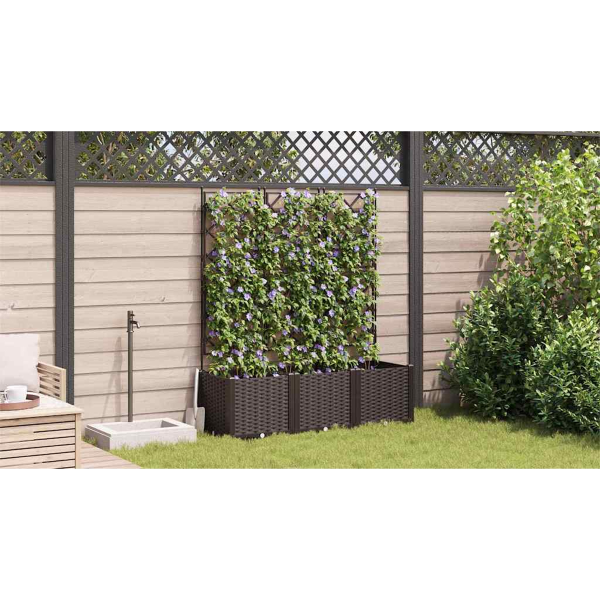 Una scena di giardino con recinzione in legno, traliccio con fiori, fioriere ed erba con rubinetto.