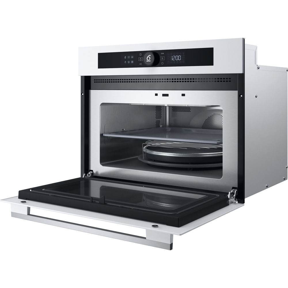 Un forno a microonde in acciaio inossidabile con la porta aperta, che rivela l'interno. Ha un display digitale e una porta in vetro.
