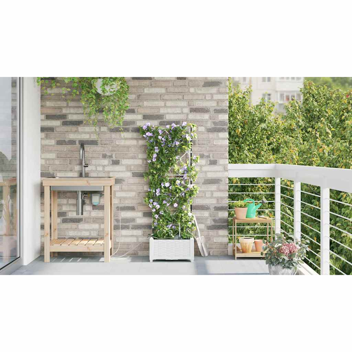 Balkon mit Ziegelmauer, Pflanzen und einem kleinen Waschbecken. Eine Kletterpflanze mit lila Blüten.