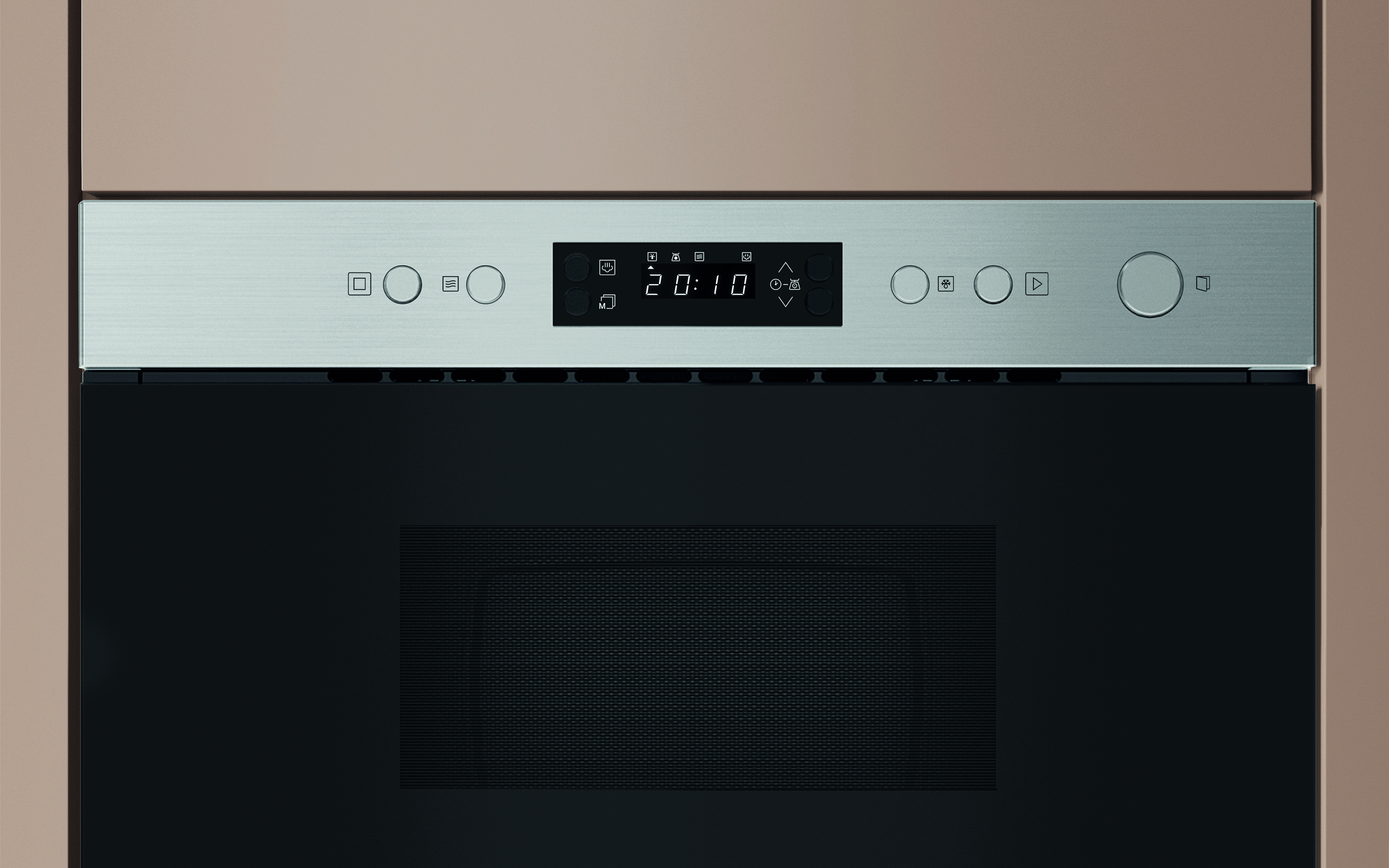 Primer plano de un horno. Tiene una pantalla digital que muestra la hora. El horno es plateado y negro.
