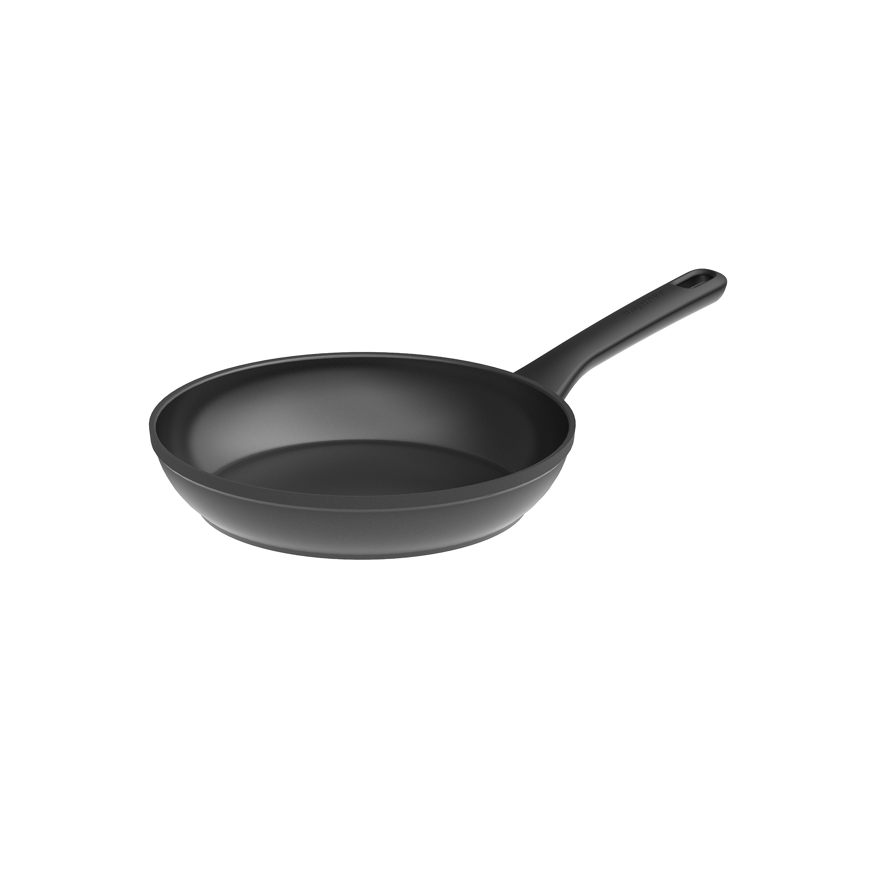 Een zwarte koekenpan met een handvat op een witte achtergrond. De pan is rond.