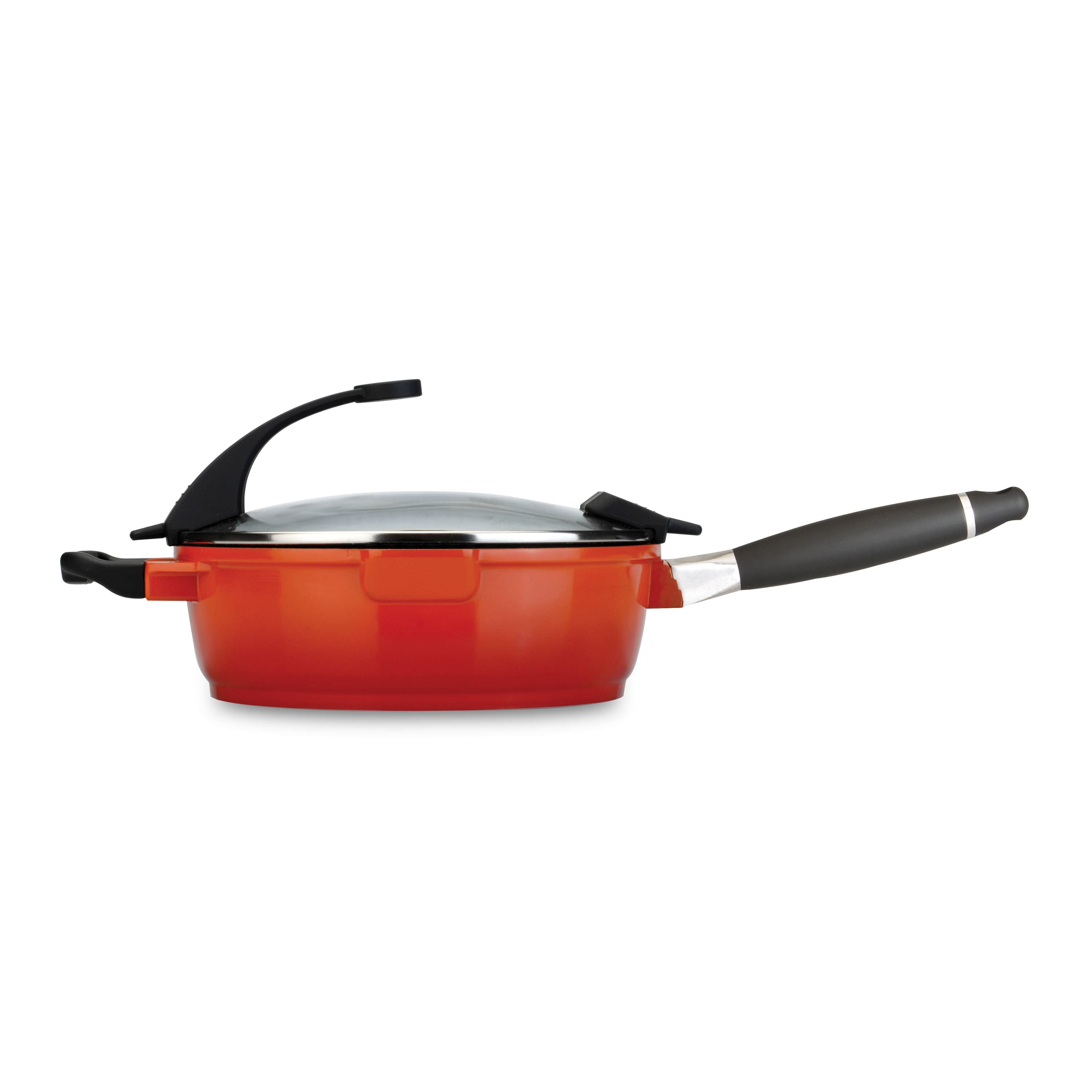 Een oranje steelpan met deksel op een witte achtergrond. Het heeft een lange zwarte handgreep en een glazen deksel.