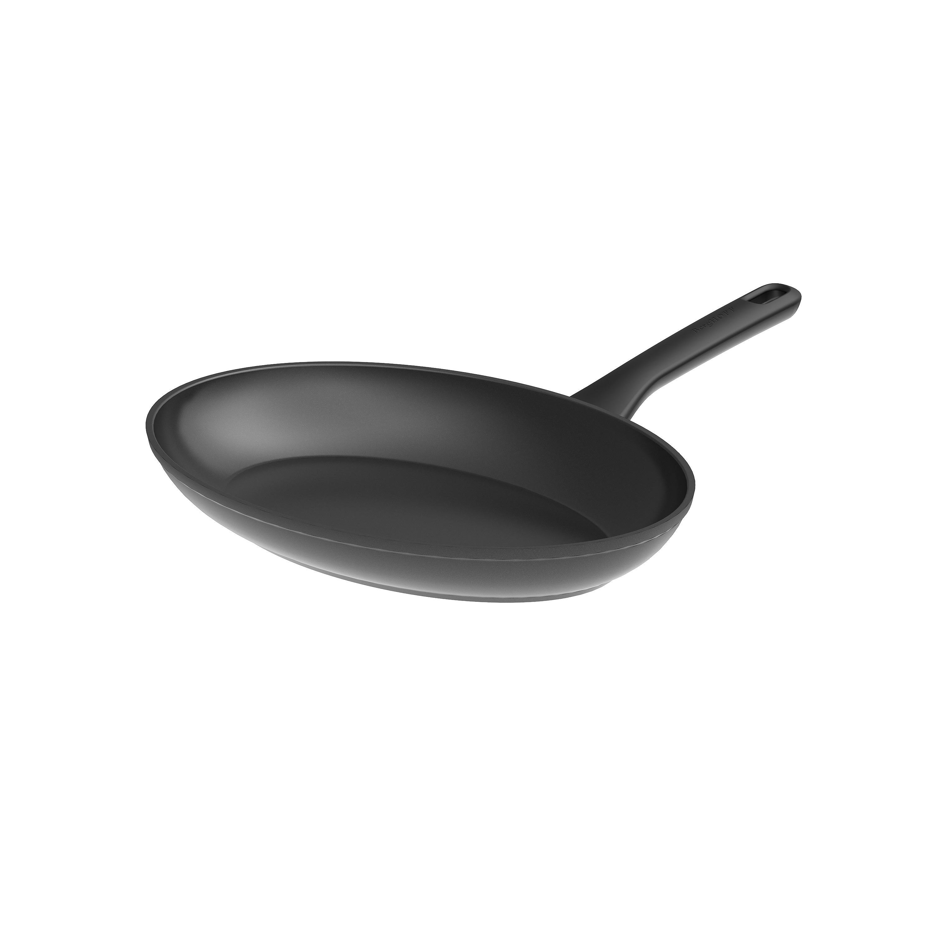 Een zwarte koekenpan met lange steel tegen een witte achtergrond. De pan staat schuin.