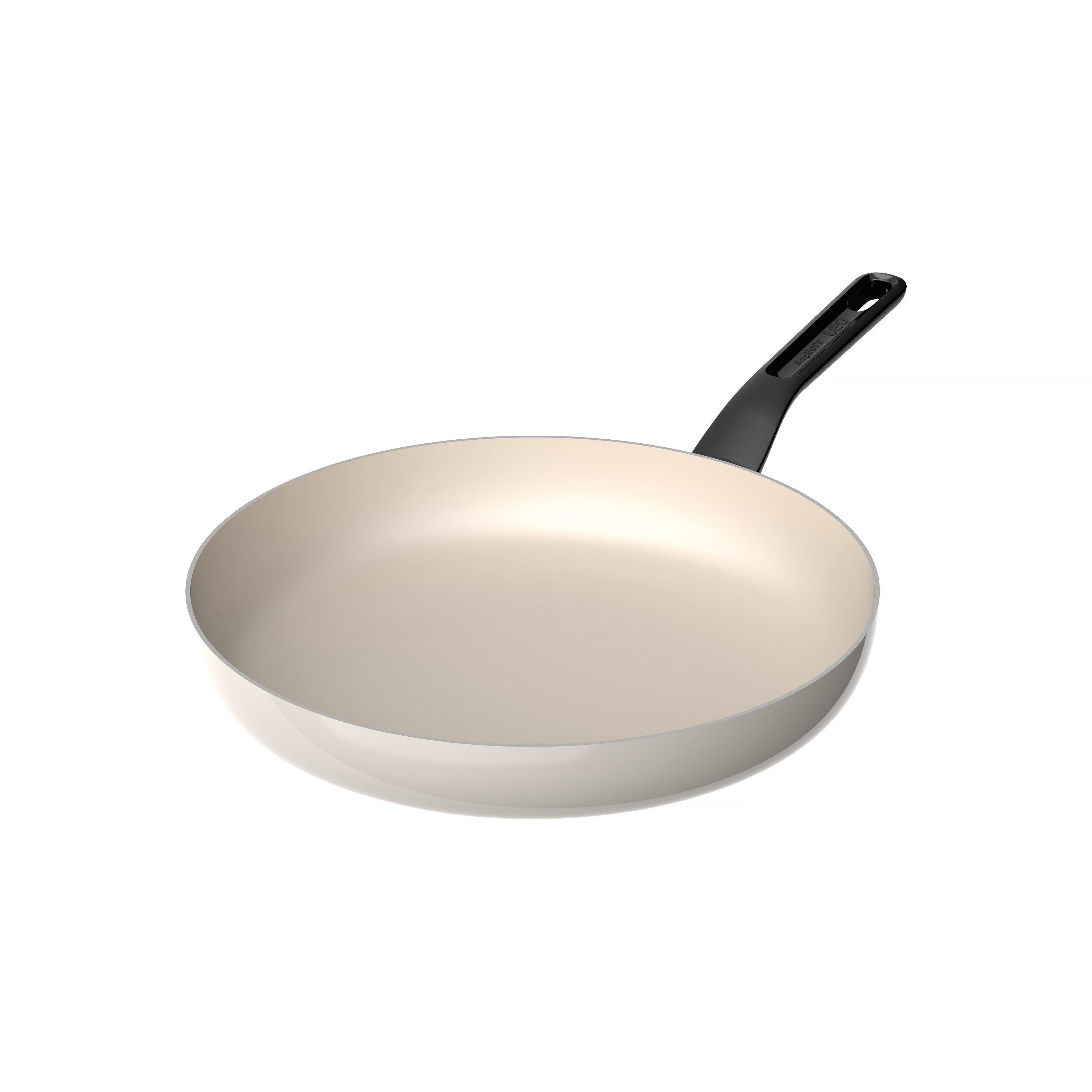 Een koekenpan met zwarte handgreep en crèmekleurige binnenkant, op witte achtergrond.
