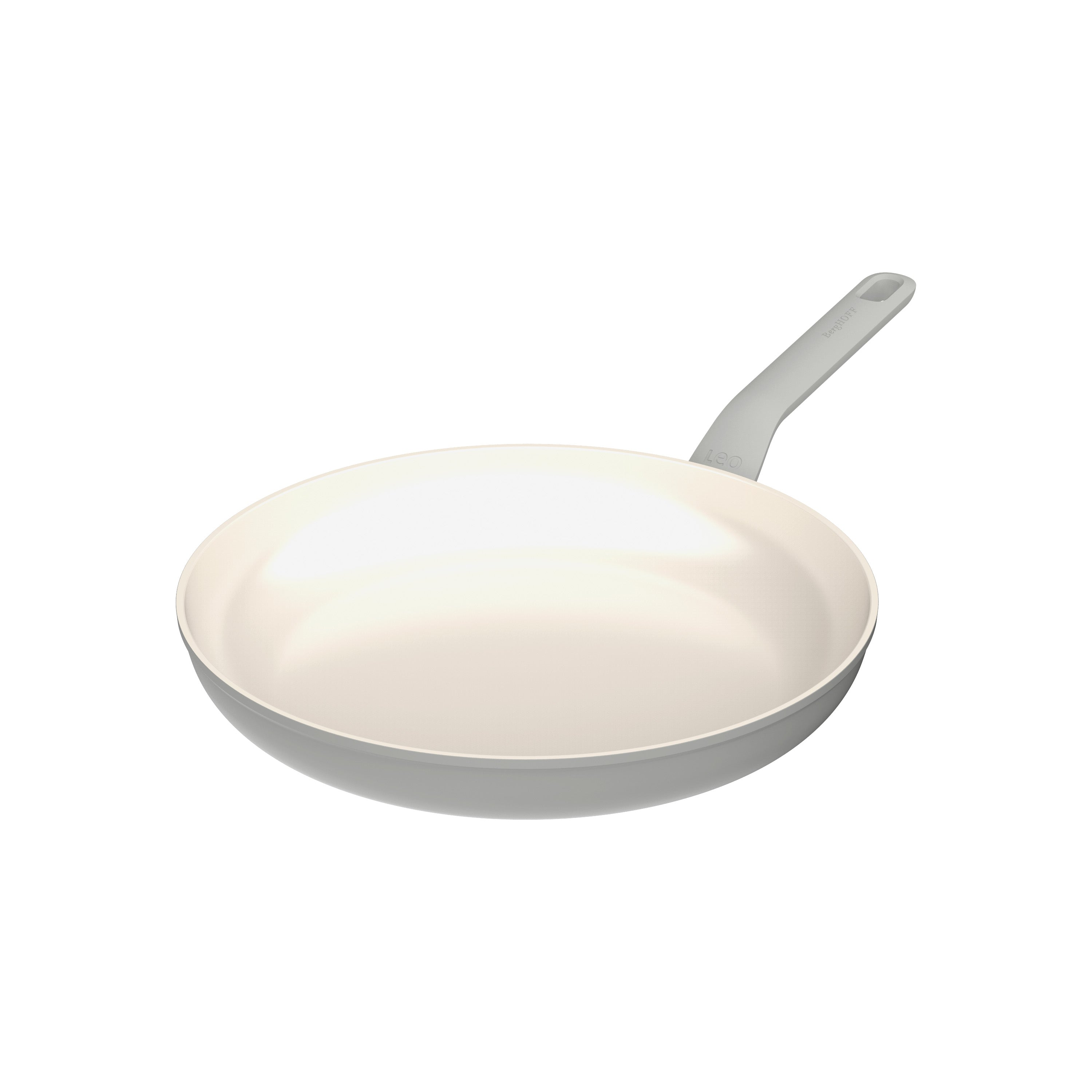Een lichtgrijze koekenpan met bijpassende handgreep is gecentreerd op een witte achtergrond. De pan is leeg.