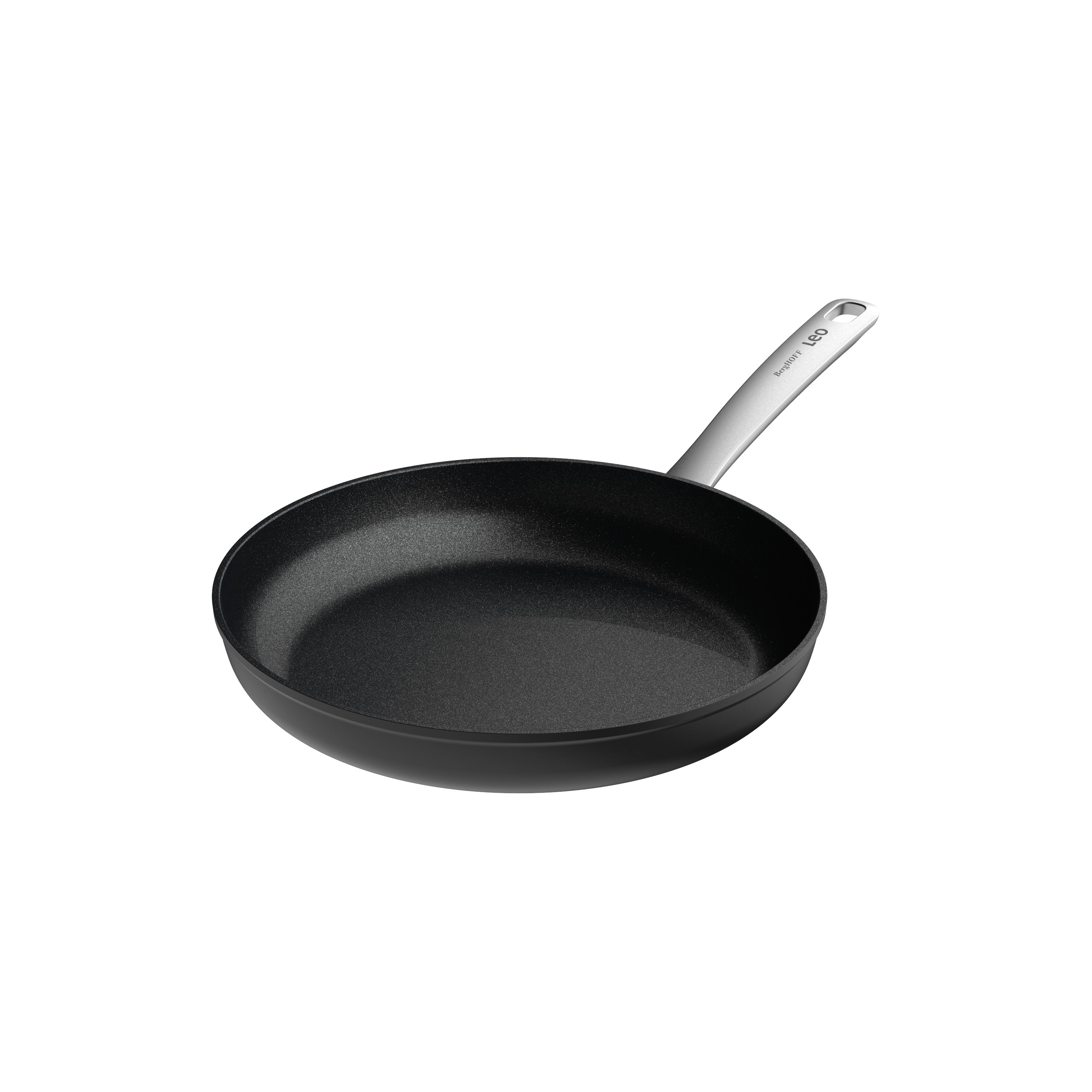 Een zwarte koekenpan met zilveren handvat op een witte achtergrond. De pan heeft een antiaanbaklaag.
