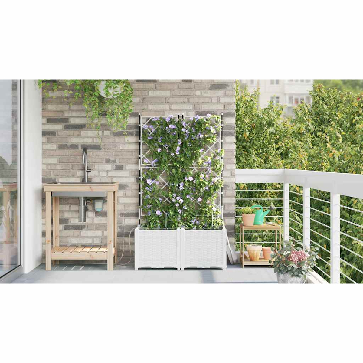 Balcone con piante. Un traliccio bianco con fiori, un lavandino in legno e varie piante in vaso sono sul balcone.