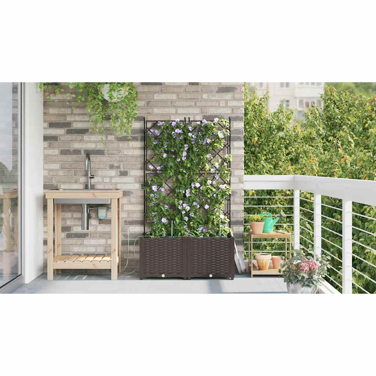 Scena di balcone con un traliccio marrone ricoperto di fiori viola. Un lavandino in legno è a sinistra. Vasi e piante sono a destra.