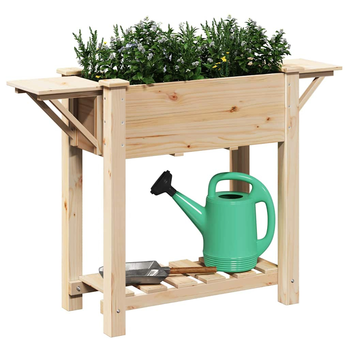 Fioriera in legno con fiori, annaffiatoio verde e attrezzi da giardinaggio su un ripiano sottostante. La fioriera è su un supporto in legno.