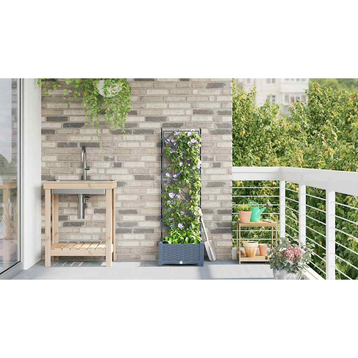 Balcone con lavandino, piante rampicanti, una piccola mensola con piante e una ringhiera bianca. Muro di mattoni sullo sfondo, alberi visibili.