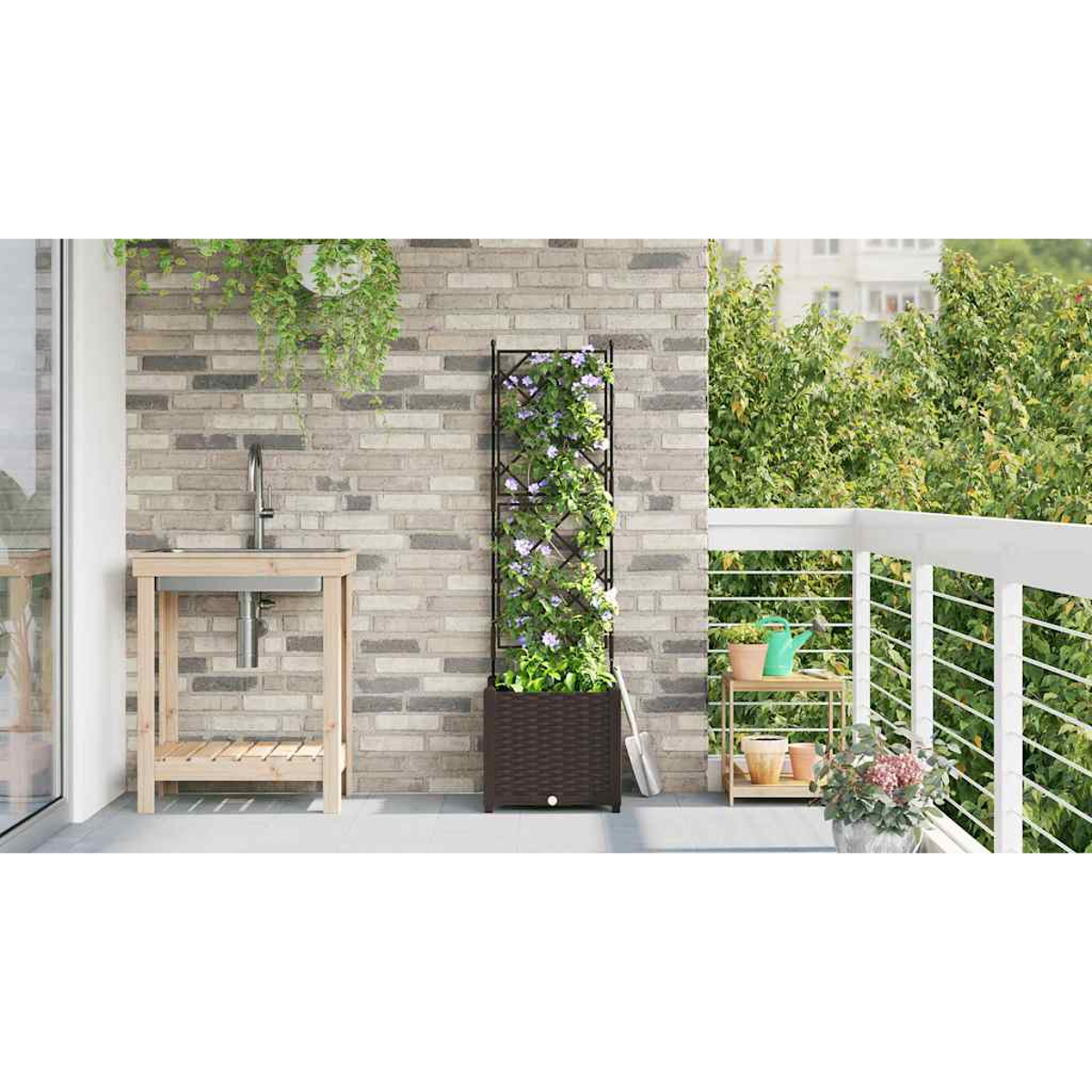 Balkonszene mit Backsteinmauer, Waschbecken und Pflanzen. Ein hoher Pflanzkübel mit Kletterblumen steht neben einem kleinen Regal mit Töpfen.