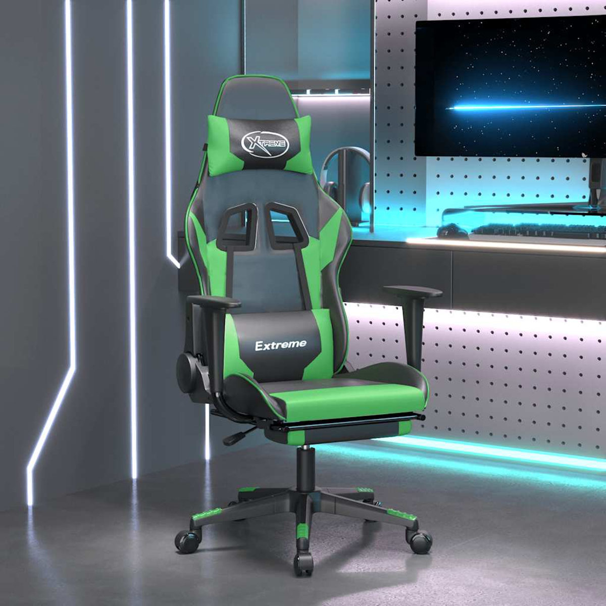 Ein grüner und schwarzer Gaming-Stuhl steht im Mittelpunkt. Der Hintergrund zeigt einen Schreibtisch mit einem Monitor, der eine blaue Linie und Sterne anzeigt.