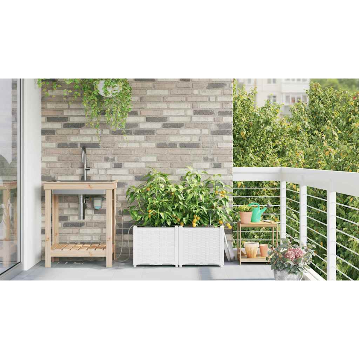 Un balcone con lavandino, fioriera con piante e mensola con vasi. Un muro di mattoni sullo sfondo.