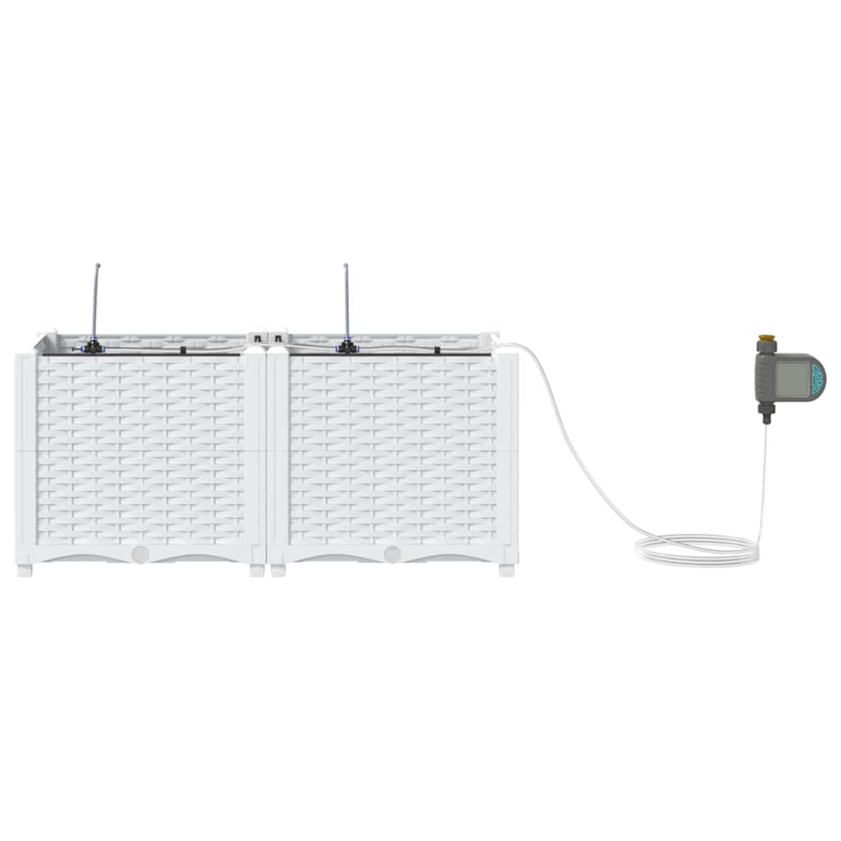 Fioriere bianche con sistema di irrigazione. Un timer a destra, collegato alle fioriere tramite un tubo bianco. Isolato su bianco.