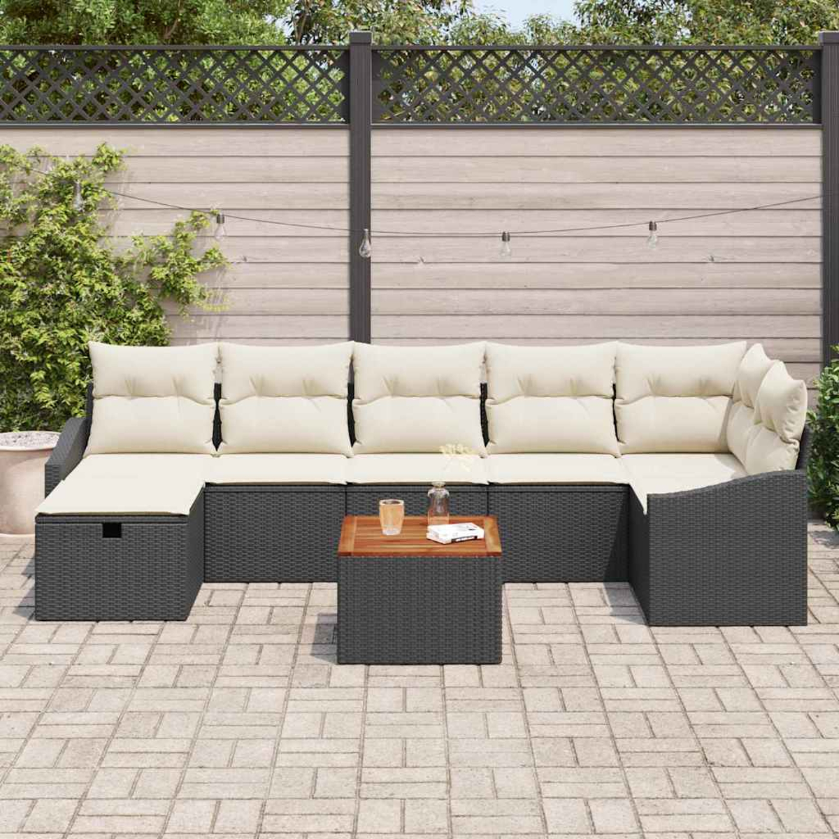 Outdoor-Ecksofa mit cremefarbenen Kissen, einem kleinen Holztisch und einer Backstein-Terrasse. Ein Holzzaun mit Grün im Hintergrund.