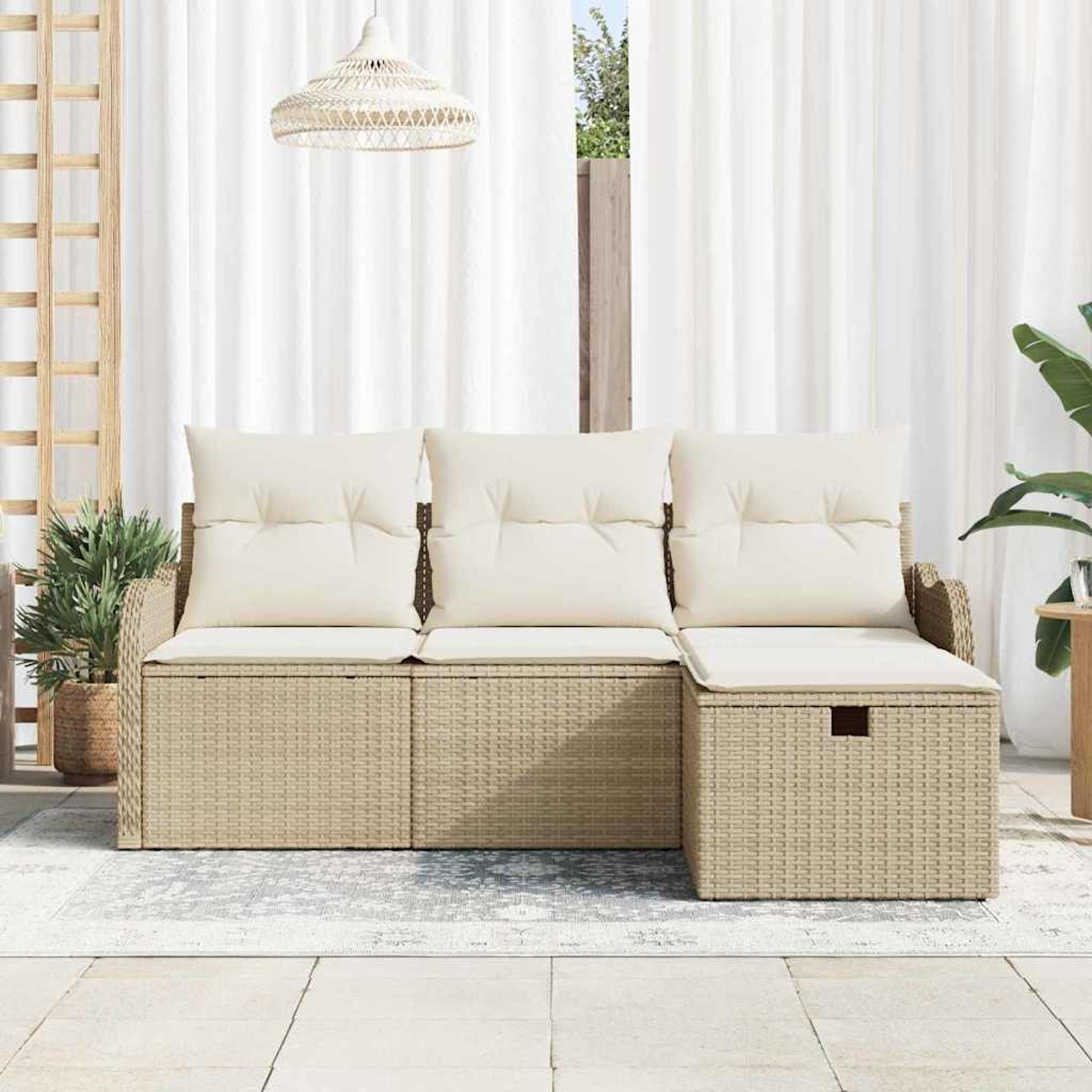 Beige Outdoor-Korbsessel mit cremefarbenen Kissen. Weißer Vorhang, Hängelampe und eine Topfpflanze sind sichtbar.