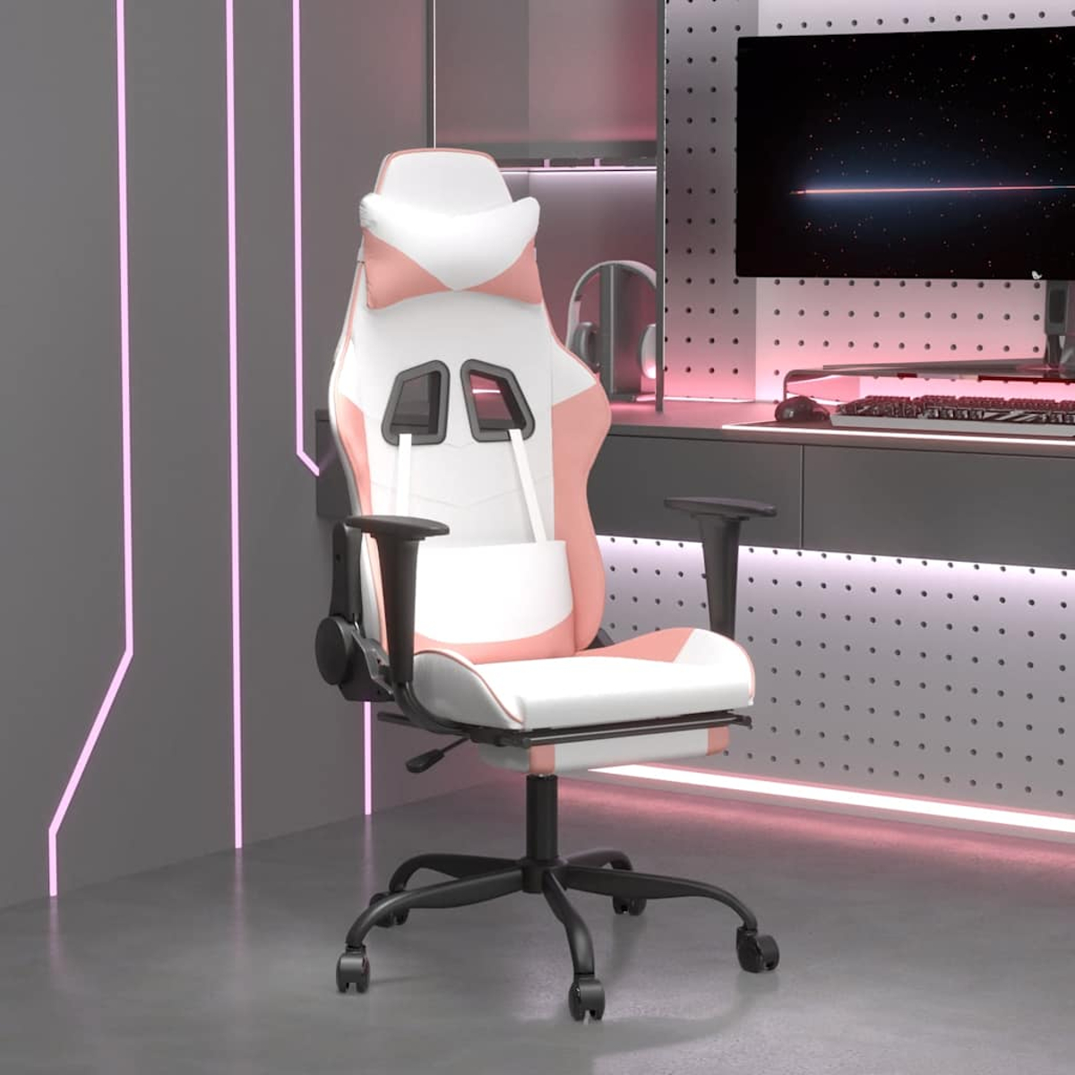 Ein weiß-rosa Gaming-Stuhl steht in einem Gaming-Raum. Ein Computermonitor und Peripheriegeräte befinden sich im Hintergrund.