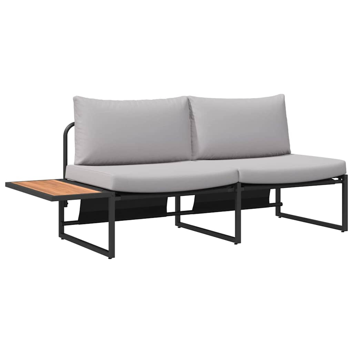 Ein modernes Outdoor-Sofa mit hellgrauen Kissen und einem hölzernen Beistelltisch. Der Rahmen ist schwarz. Der Hintergrund ist weiß.