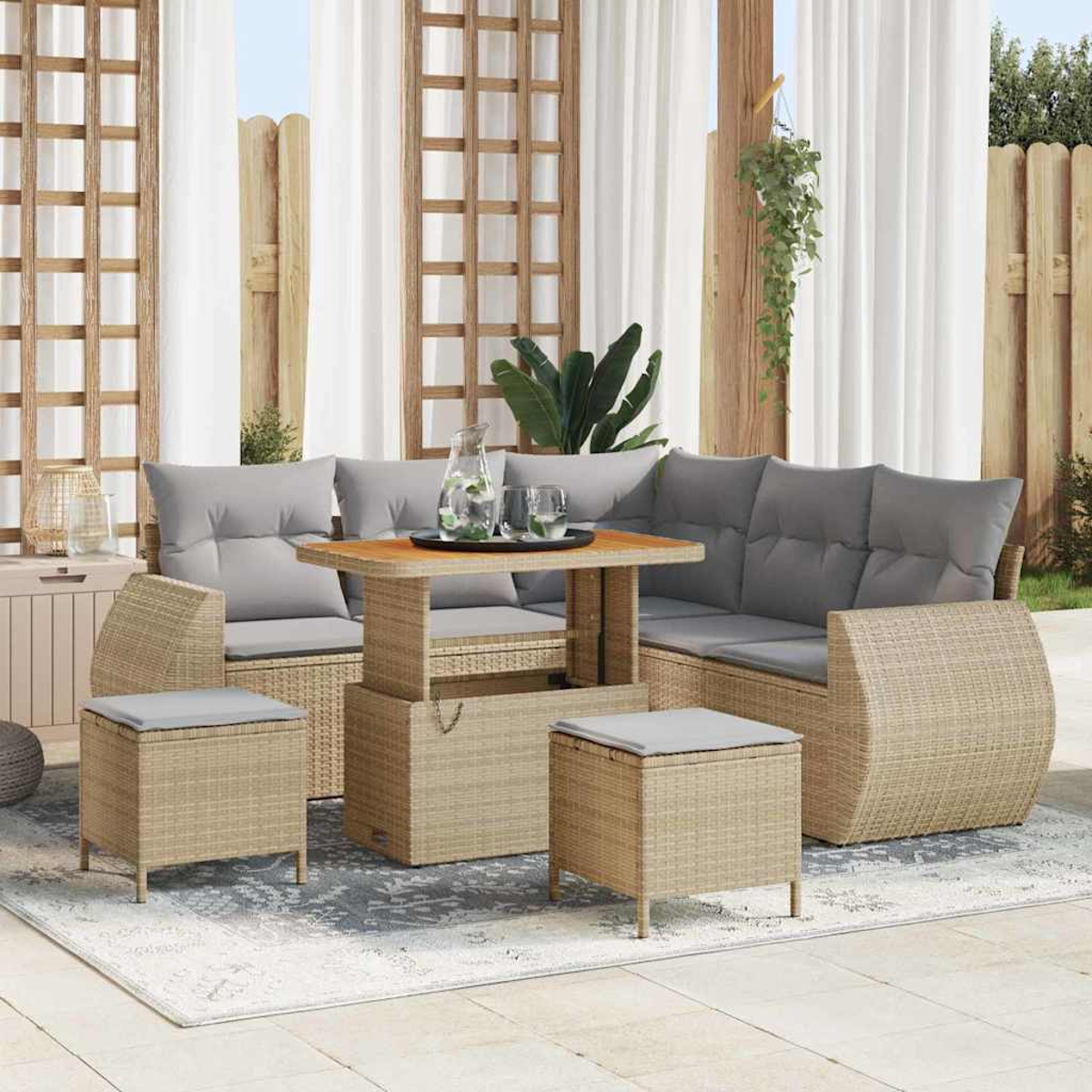 Garten-Set mit Sofa, Tisch, Stühlen und Kissen auf einem Teppich. Hintergrund mit Vorhängen, Holzgitter und Pflanzen.